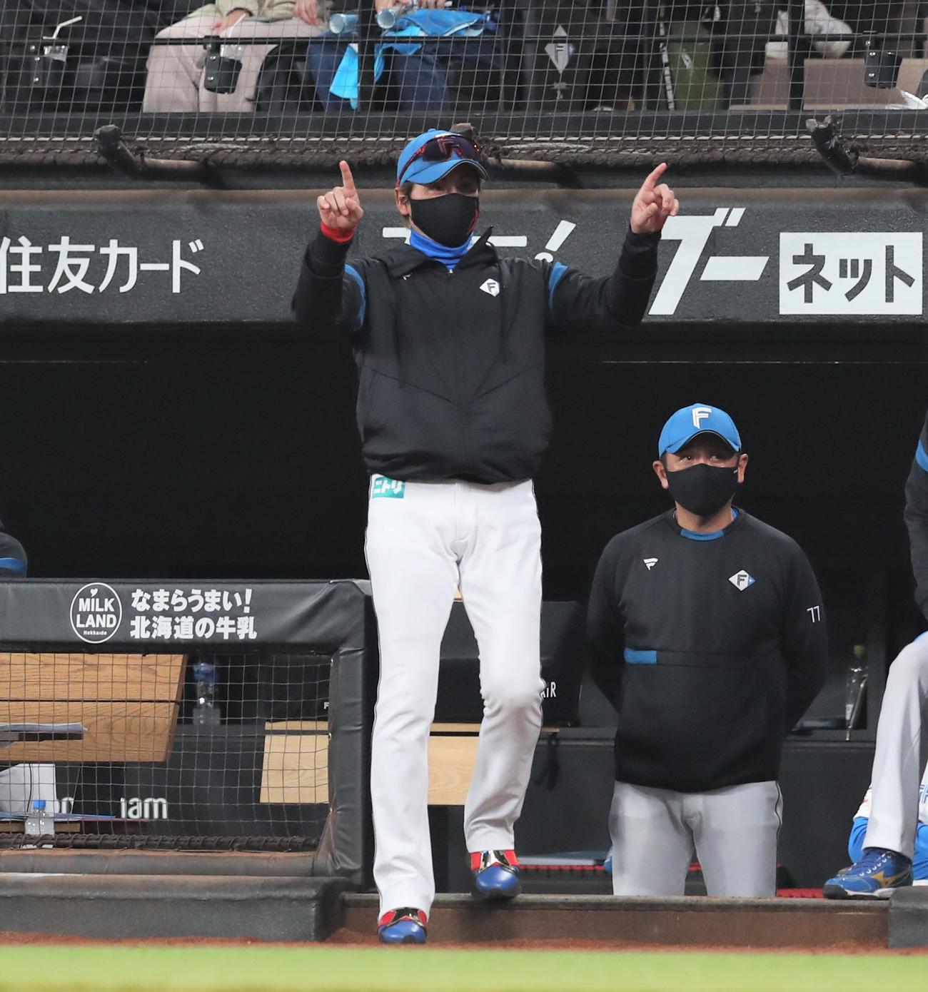 5日、五十幡の盗塁失敗の判定にリクエストする新庄監督