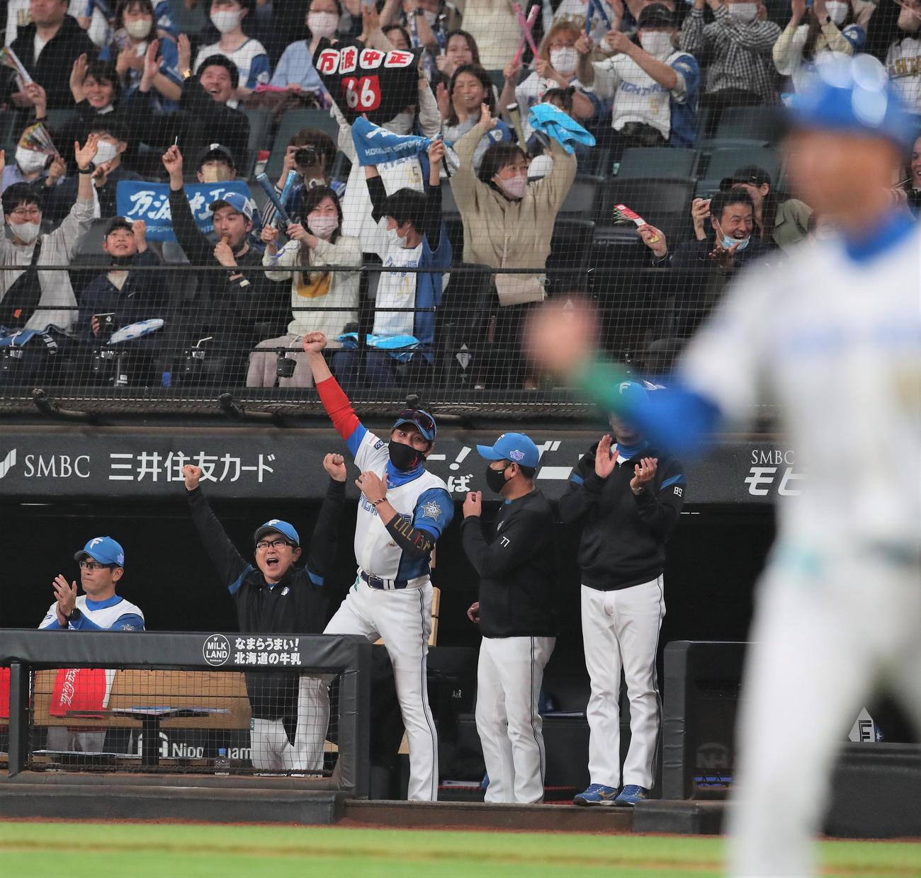 5日、万波の勝ち越し打にガッツポーズの日本ハム新庄監督