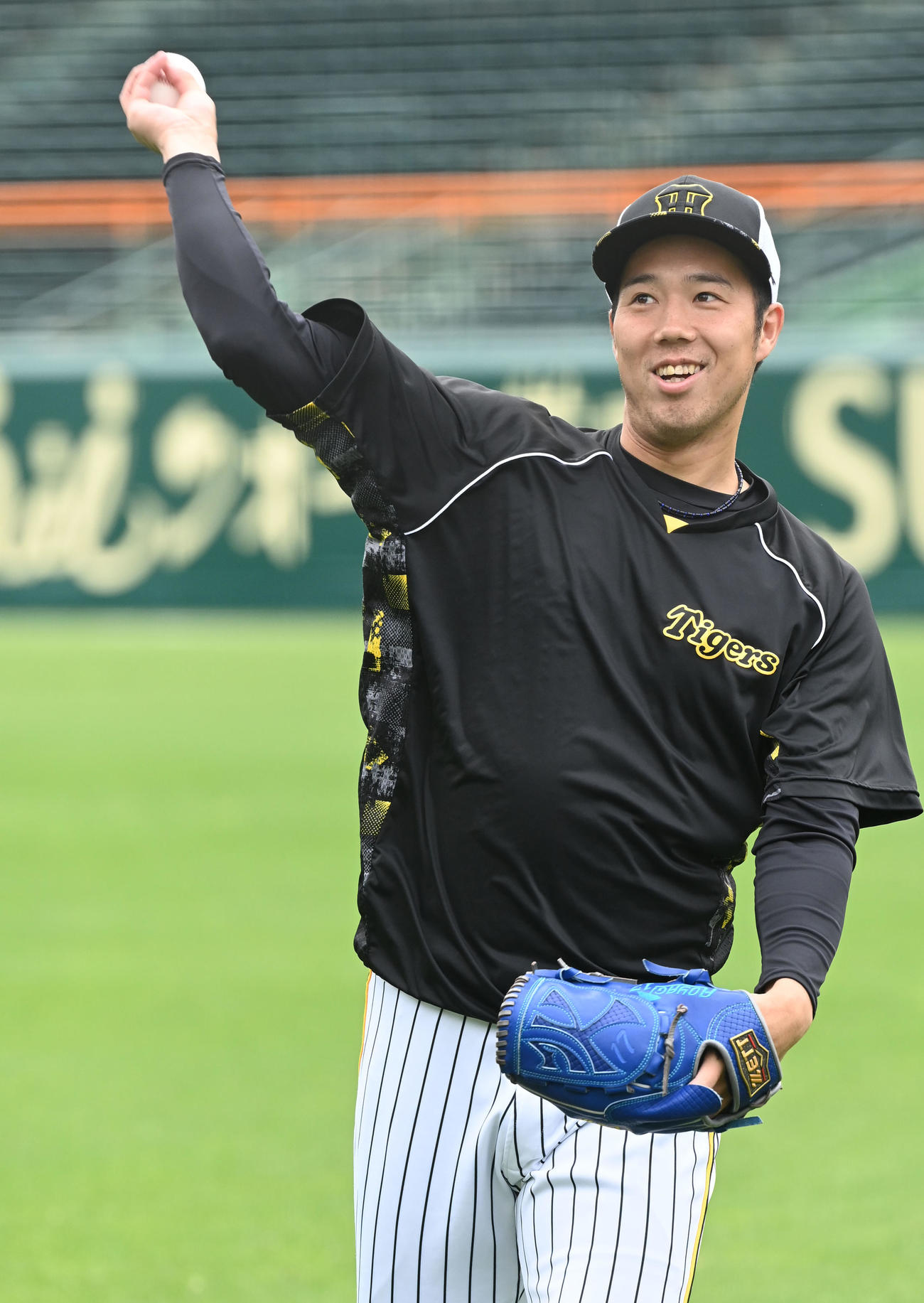 笑顔ででキャッチボールする阪神青柳（撮影・和賀正仁）