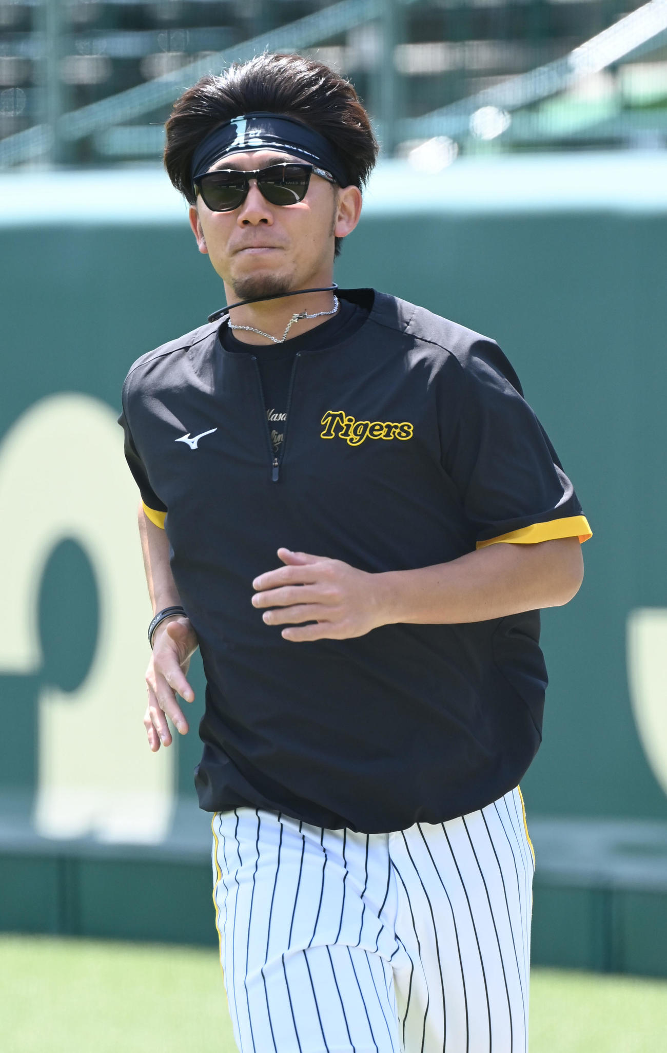 甲子園球場でランニングする阪神伊藤将（撮影・和賀正仁）