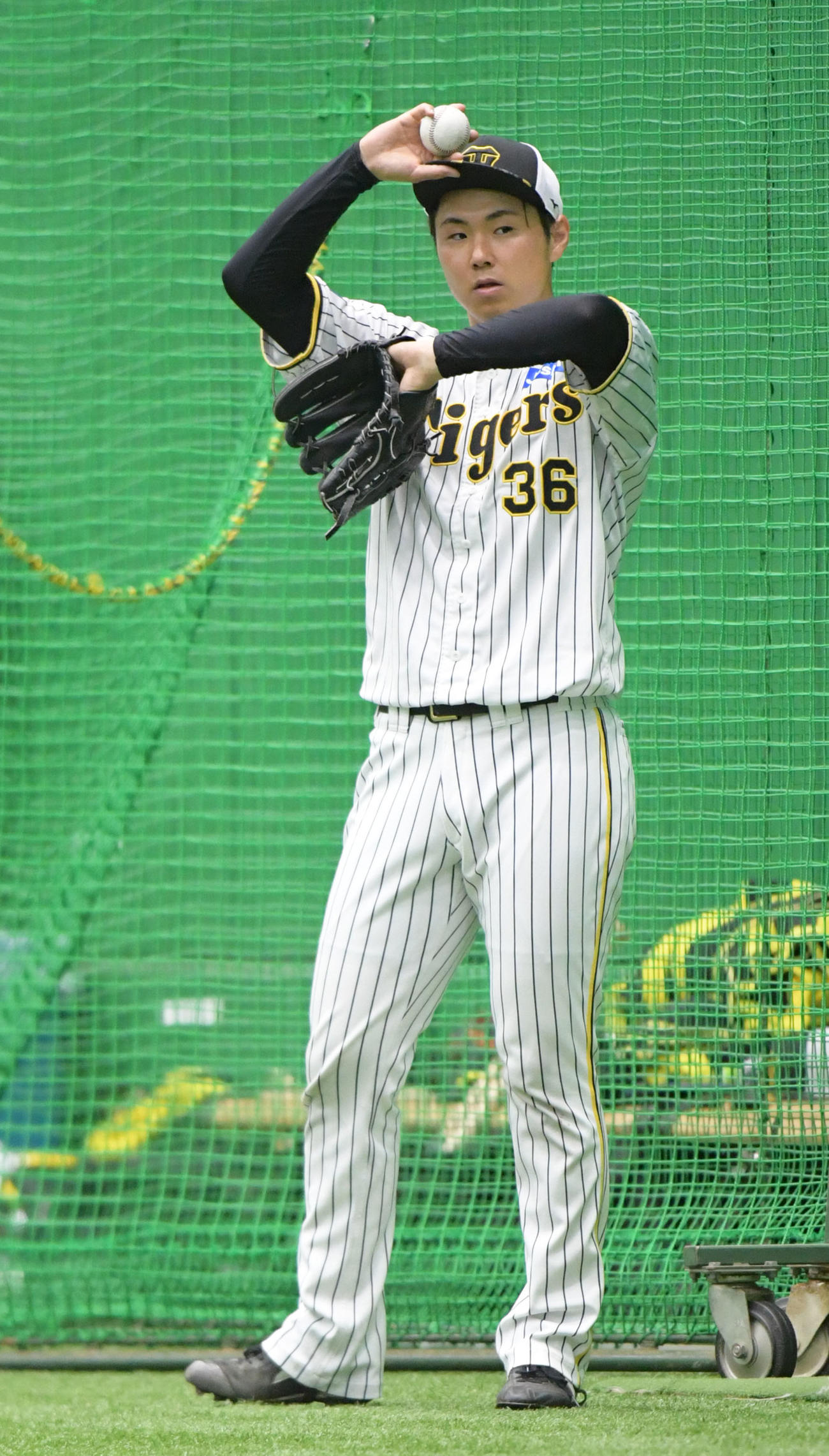 23年5月7日、室内練習場でキャッチボールをする阪神浜地真澄