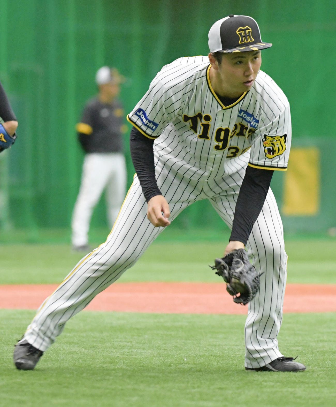 23年5月7日、室内練習場で守備練習をする阪神浜地真澄