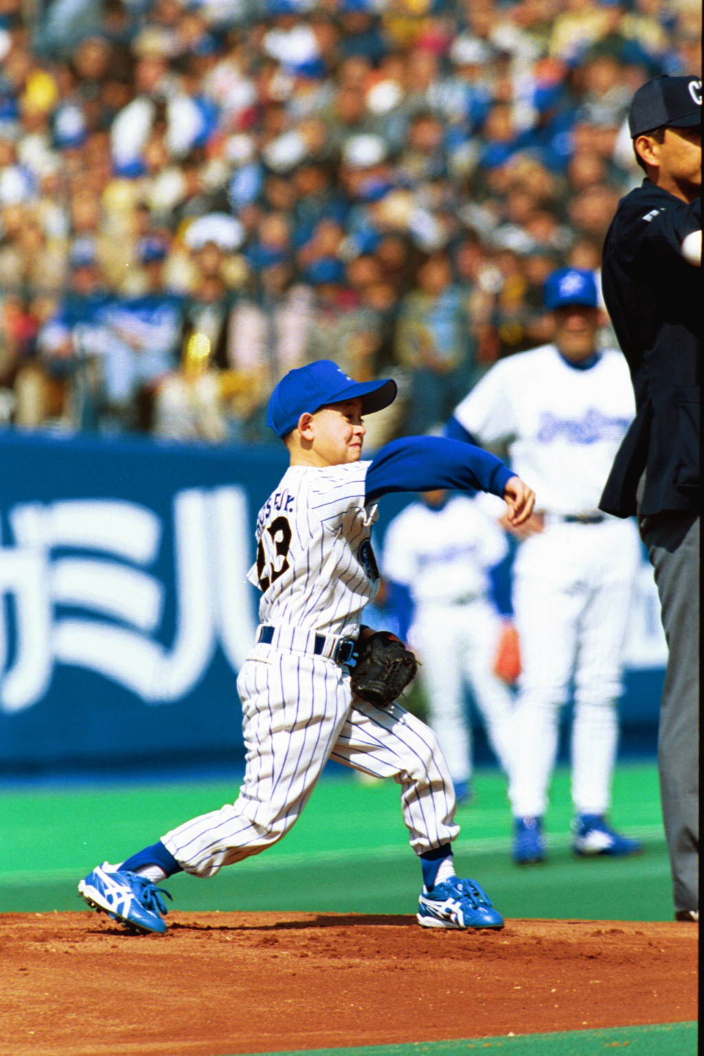2000年4月、横浜スタジアムで始球式をするローズの長男コーディ君