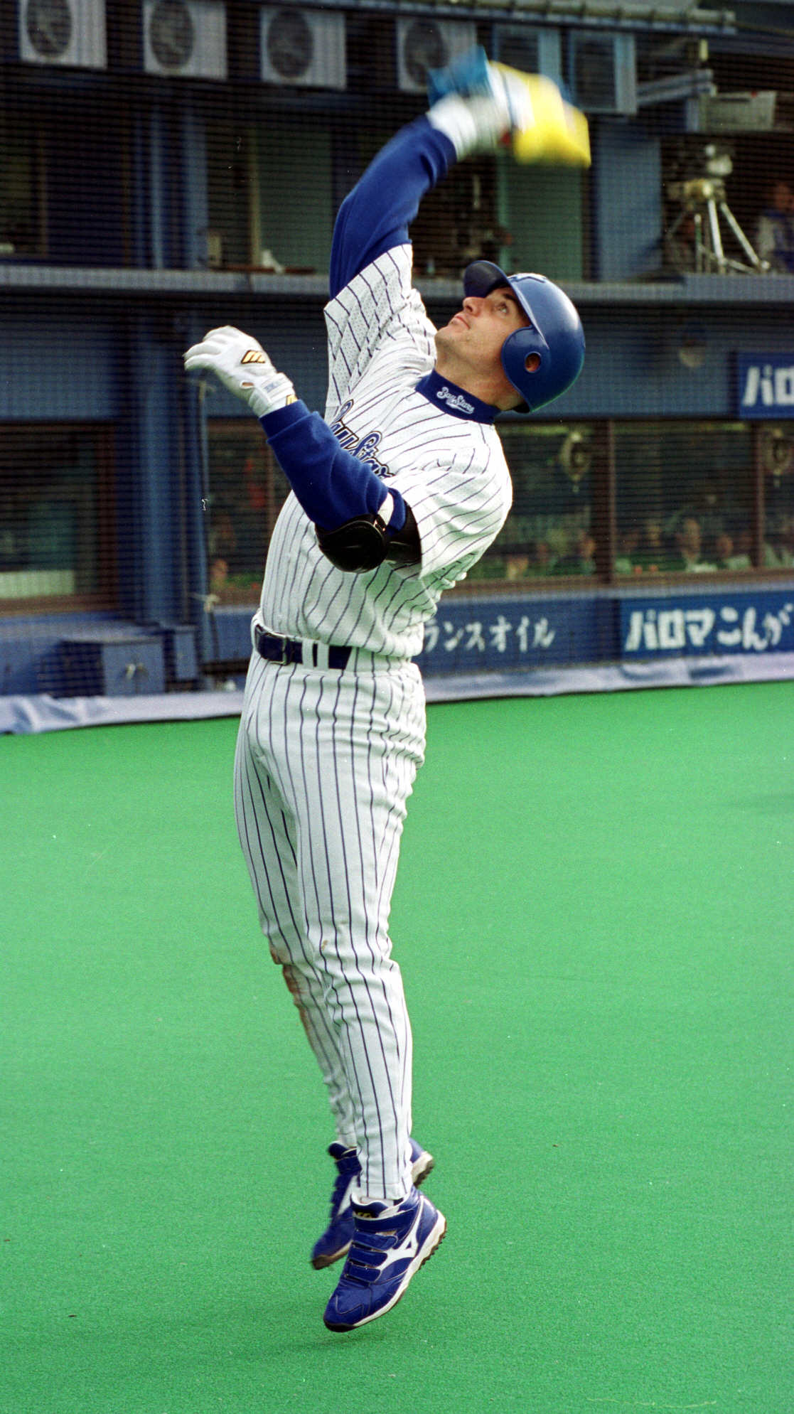 2000年4月、2本目の本塁打を放ち生還、スタンドに人形を投げいれるローズ