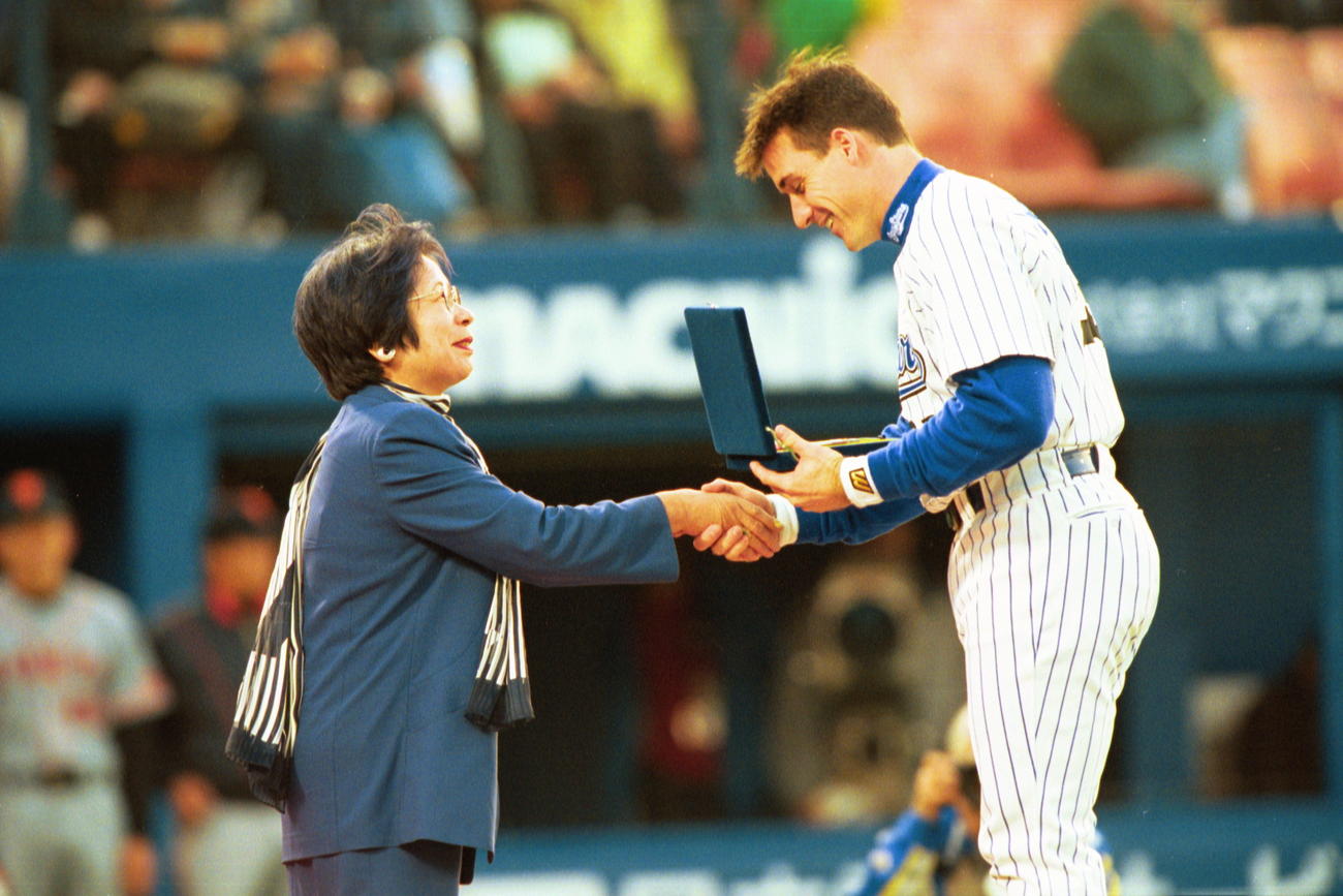 2000年4月、150号本塁打の表彰を受けるローズ。左はセ・リーグ高原須美子会長