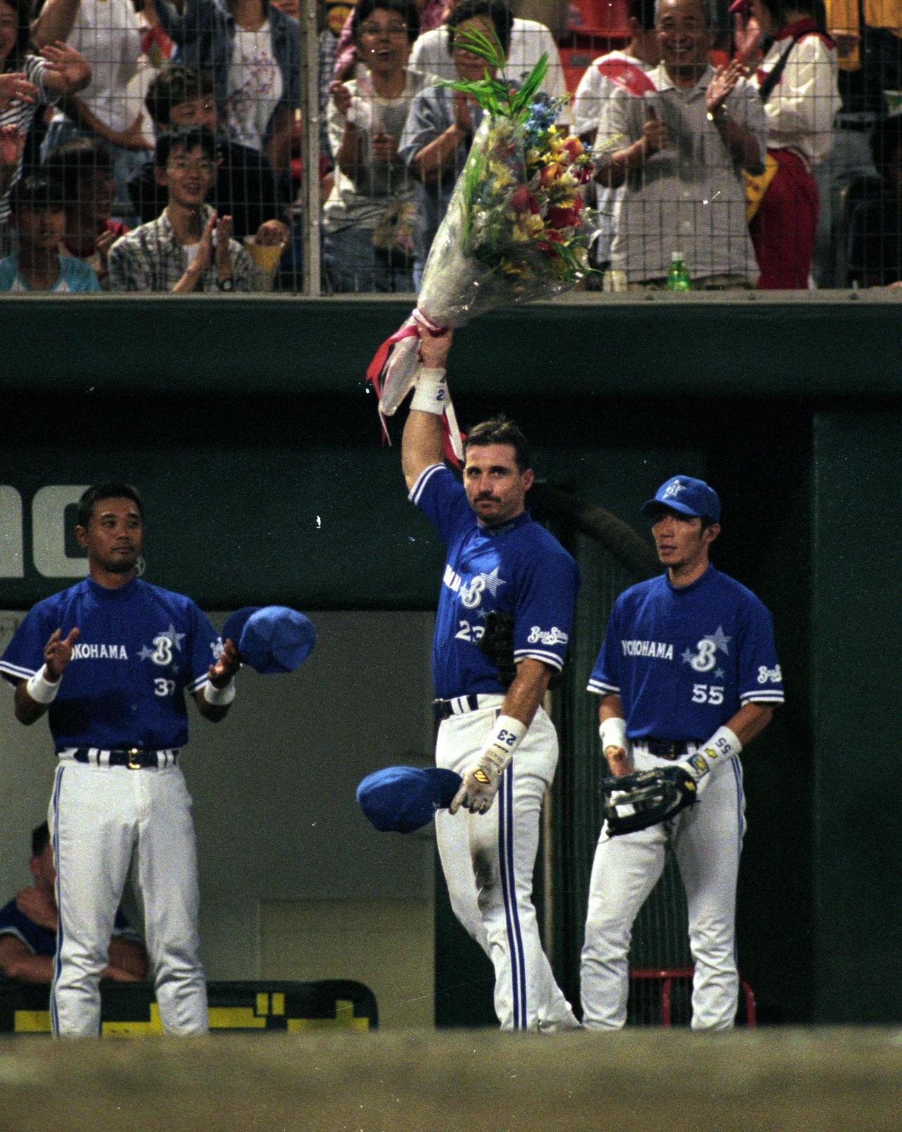 2000年8月、1000試合出場記念の花束を受け取る横浜のローズ