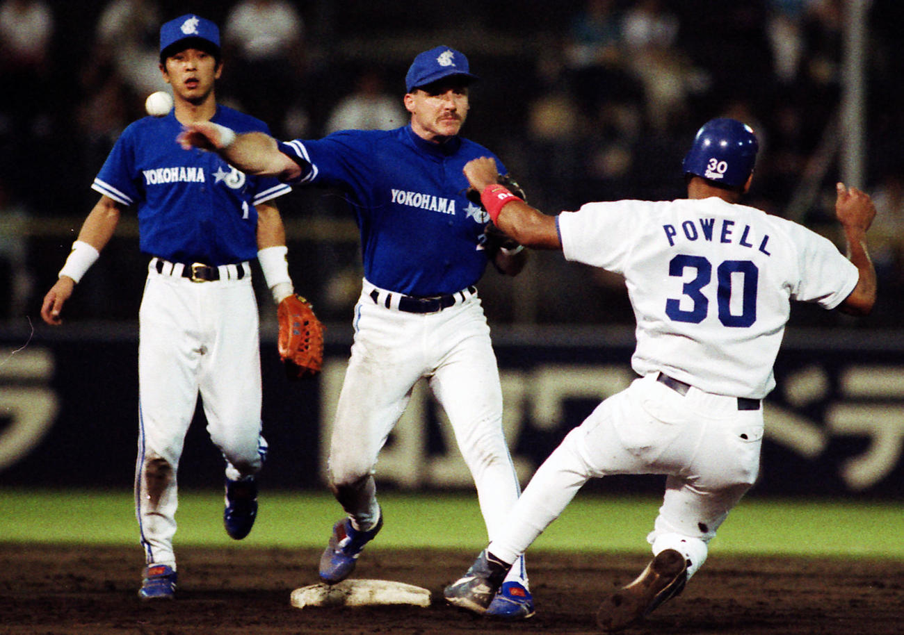 1995年、一塁へ送球するロバート・ローズ