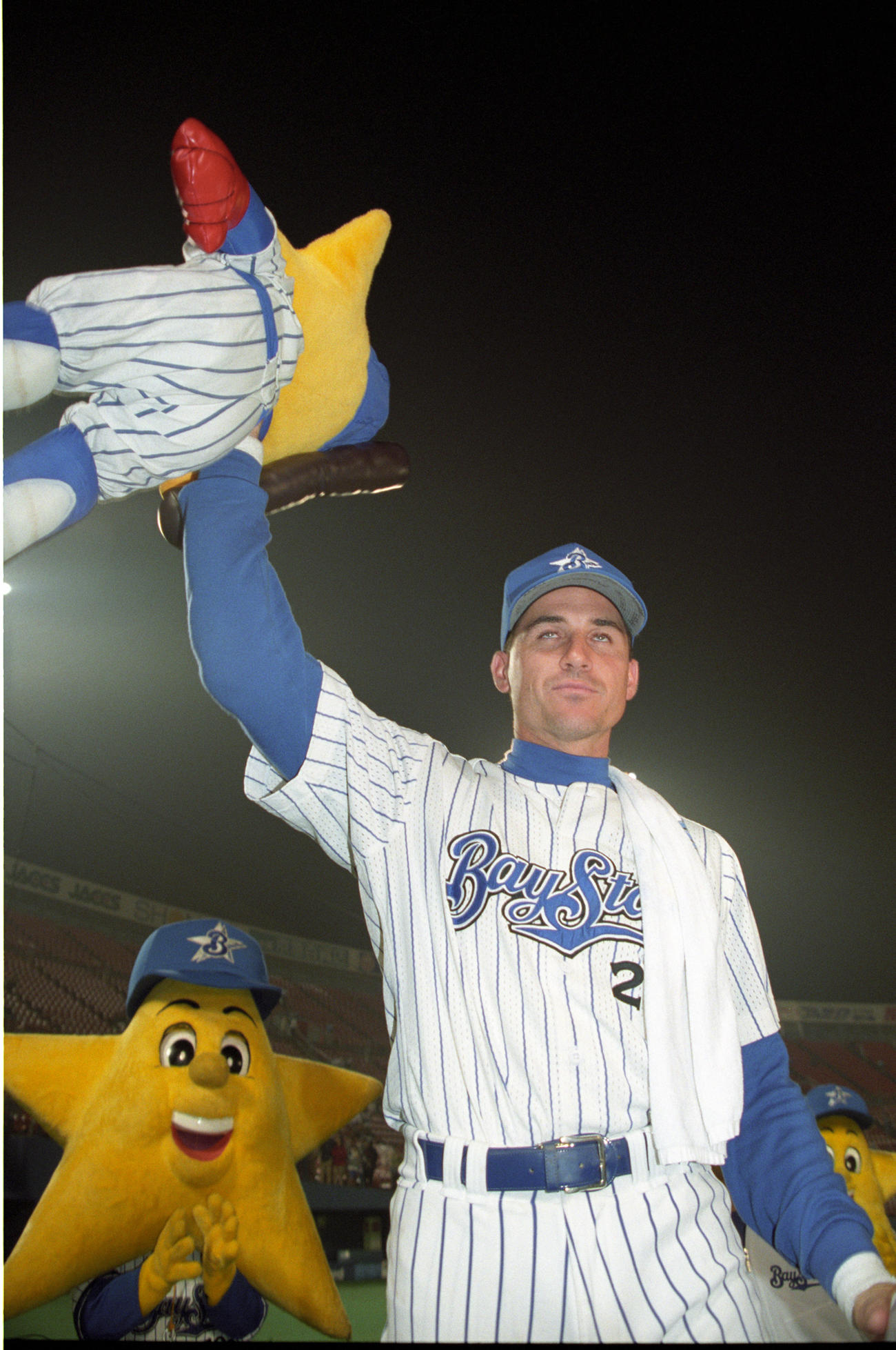 1997年4月、2試合続けてヒーローインタビューを受けるロバート・ローズは9打数連続安打と大活躍