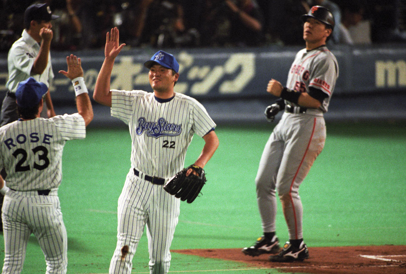 1998年9月、佐々木主浩とハイタッチするローズ