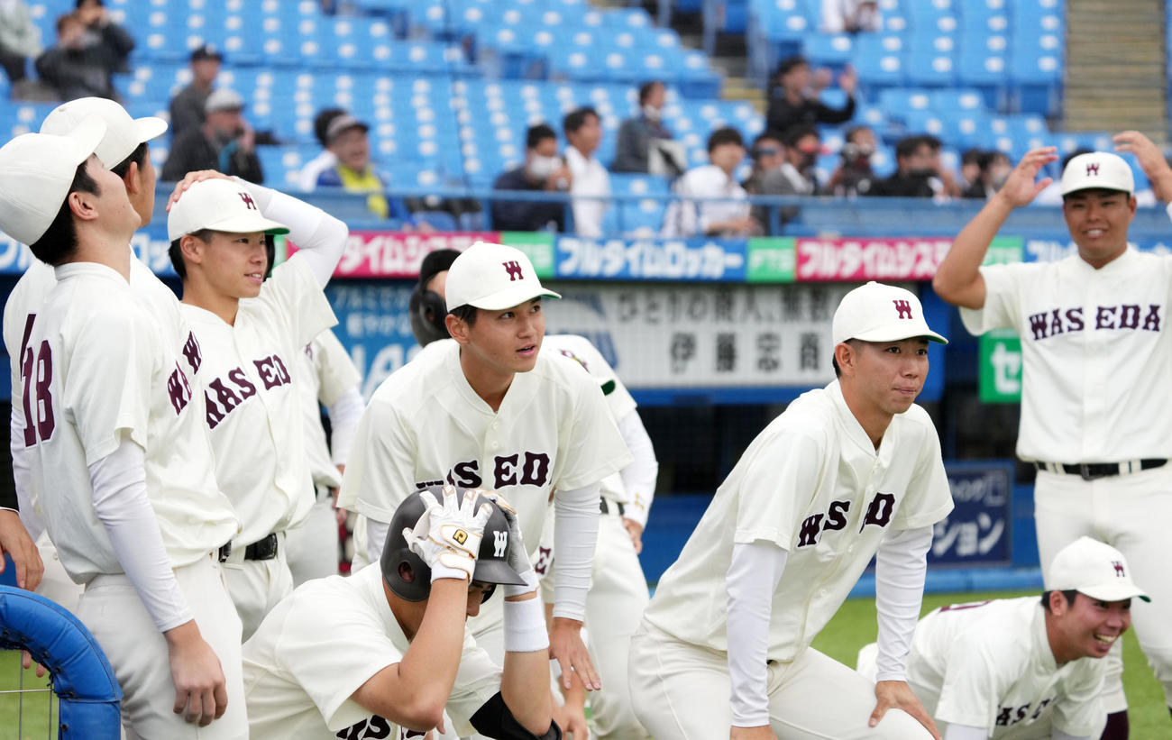 法大対早大　9回裏早大2死一、二塁、小沢の大飛球は右飛に終わりグラウンドに崩れ落ちる早大ナイン（撮影・横山健太）
