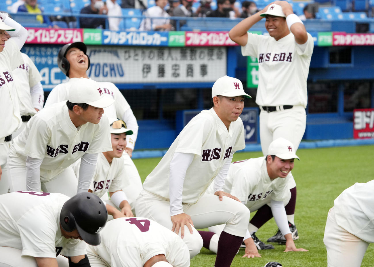 法大対早大　9回裏早大2死一、二塁、小沢の大飛球は右飛に終わりグラウンドに崩れ落ちる早大ナイン（撮影・横山健太）