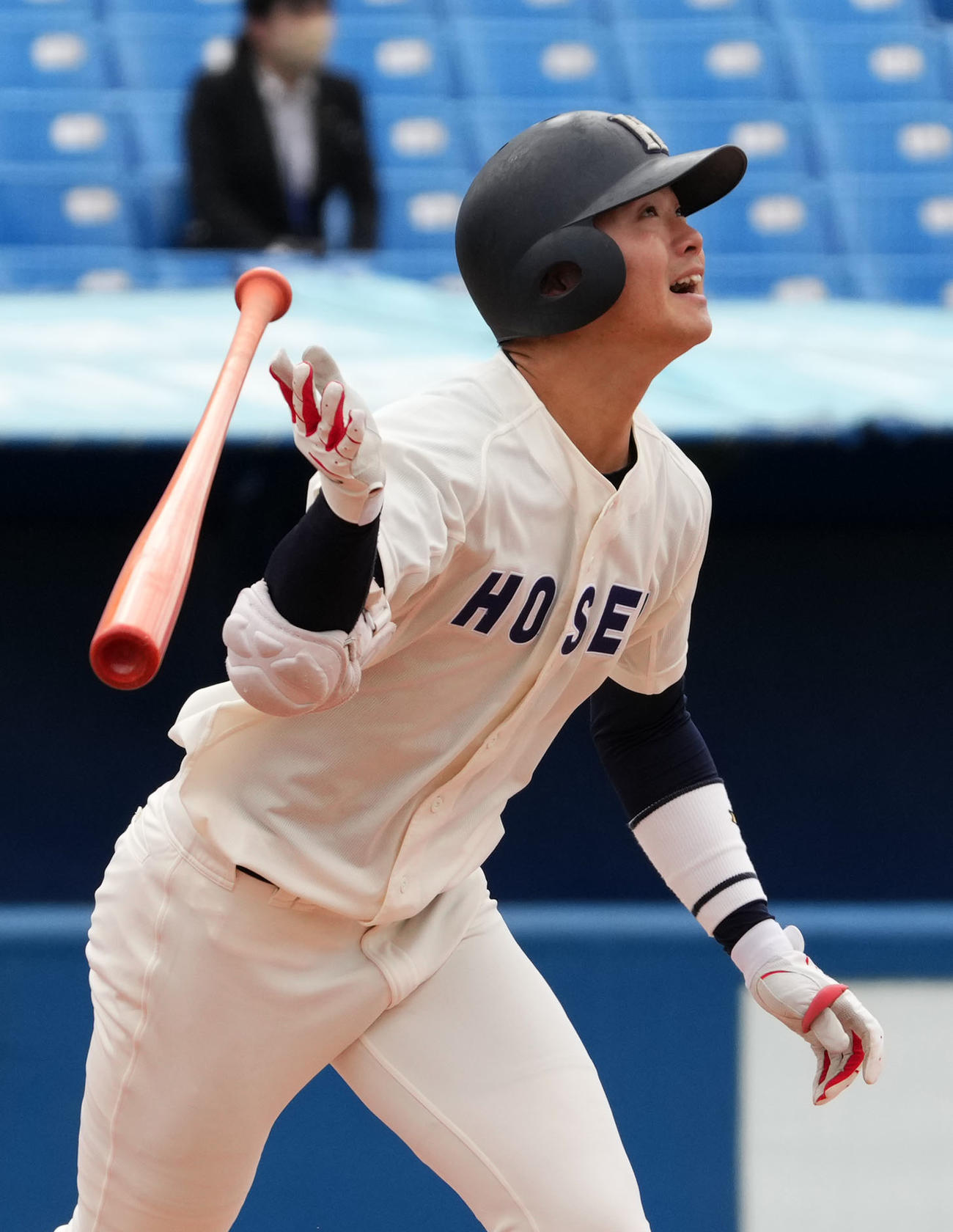 法大対早大　5回表法大2死一、三塁、右越え3点本塁打を放つ中津（撮影・横山健太）