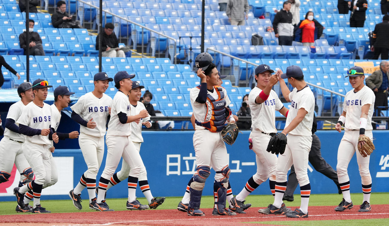 法大対早大　早大に勝利しタッチを交わす法大ナイン（撮影・横山健太）