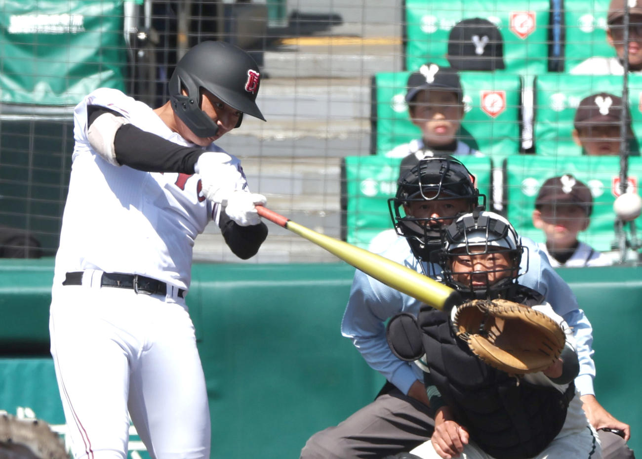 センバツ2回戦の二松学舎大付戦で広陵・真鍋は適時打を放つ（2023年3月20日撮影）
