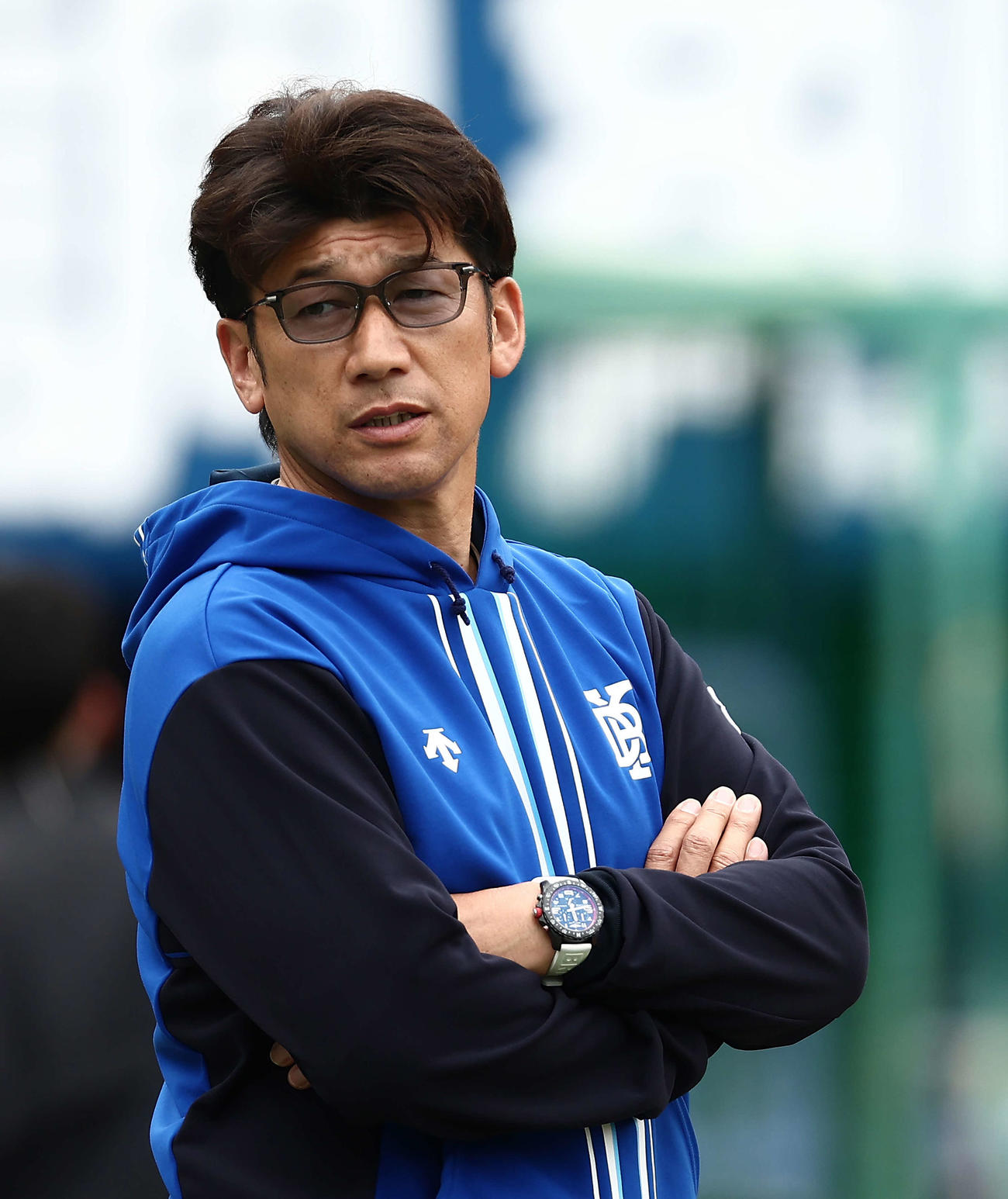 8日、練習を見るDeNA三浦監督（撮影・河田真司）