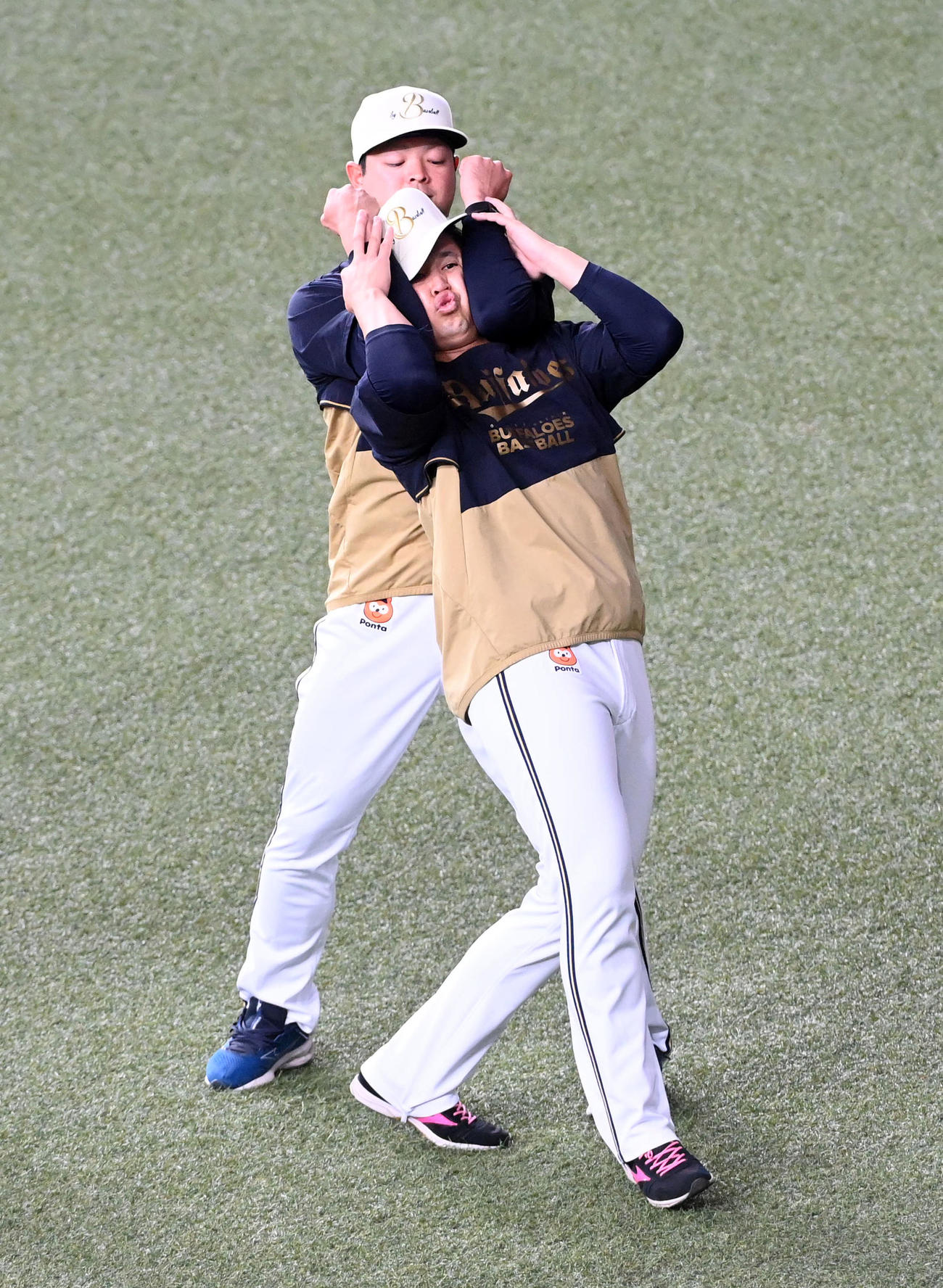 6日、試合前の練習で宮城（手前）を強襲する黒木（撮影・前岡正明）