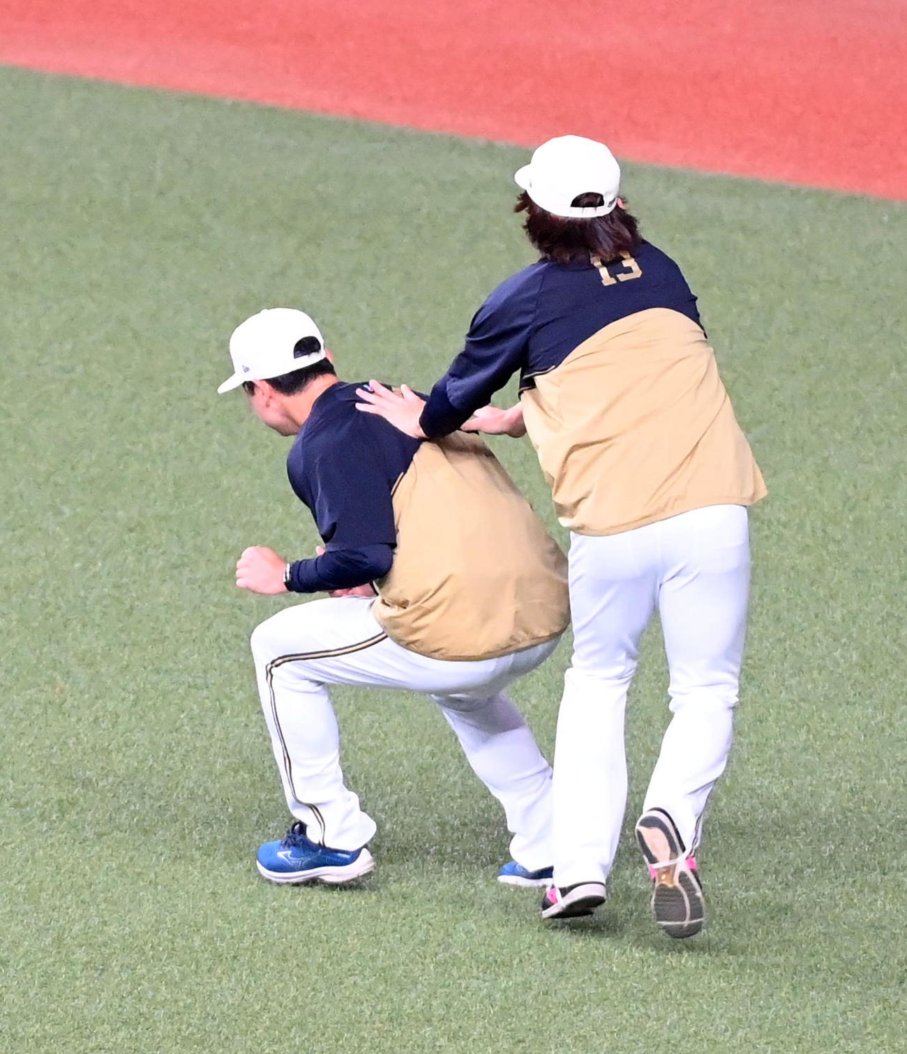 6日、黒木（左）に襲いかかる宮城（撮影・前岡正明）