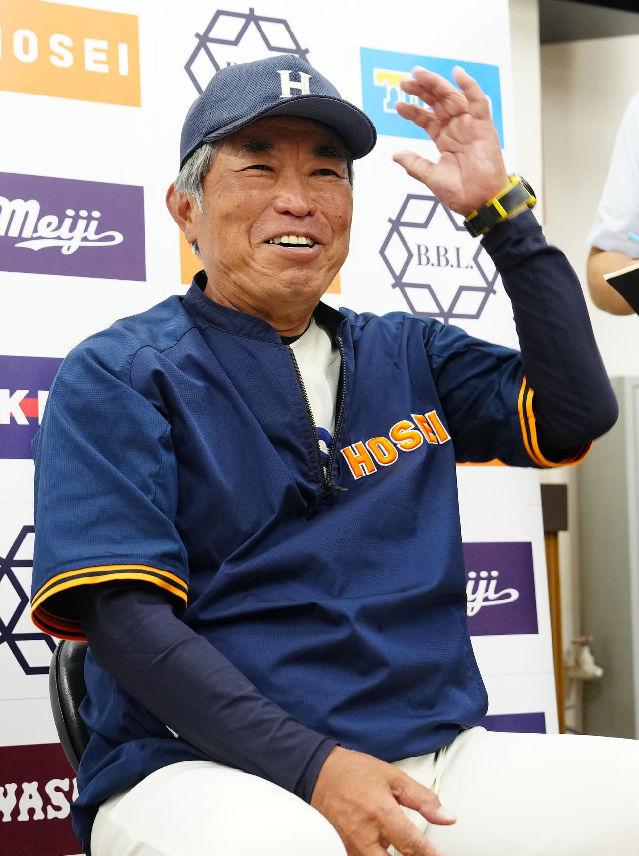 早大対法大　試合後、取材に応じる法大・加藤監督（撮影・江口和貴）