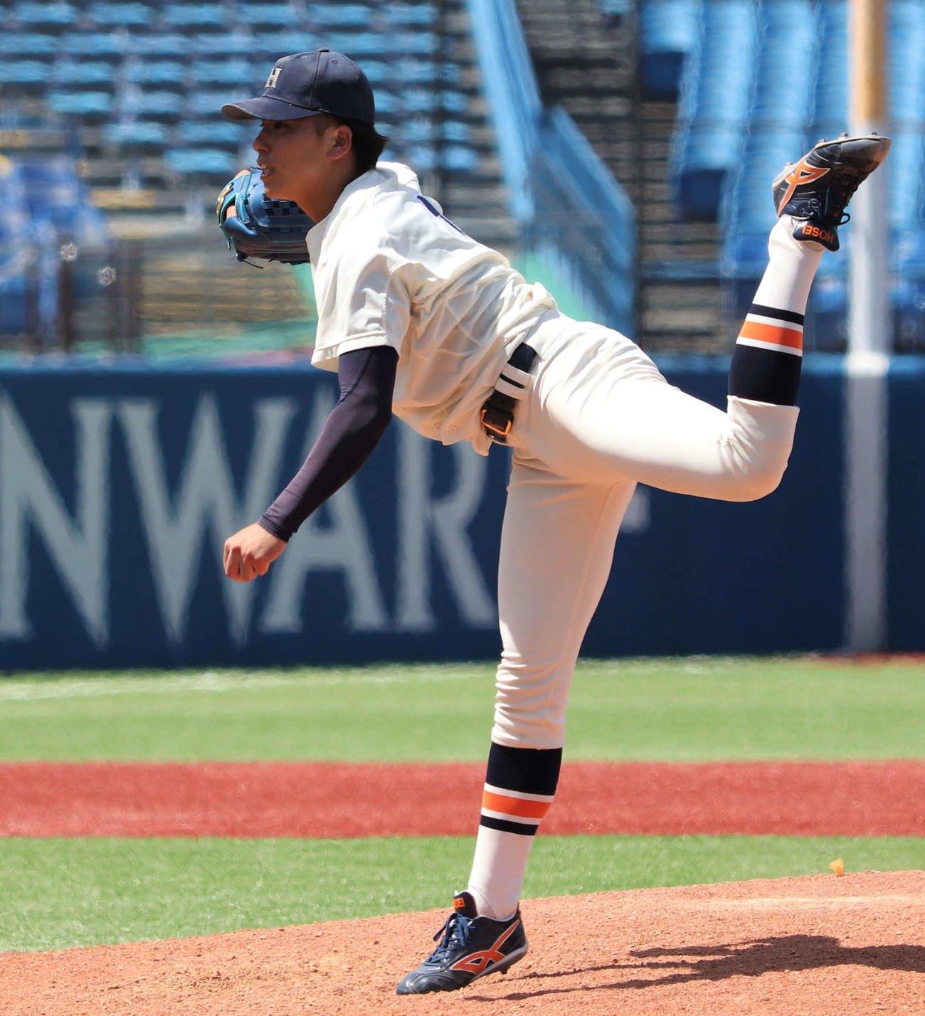 早大対法大　11回から登板した法大2番手の尾崎（撮影・佐瀬百合子）