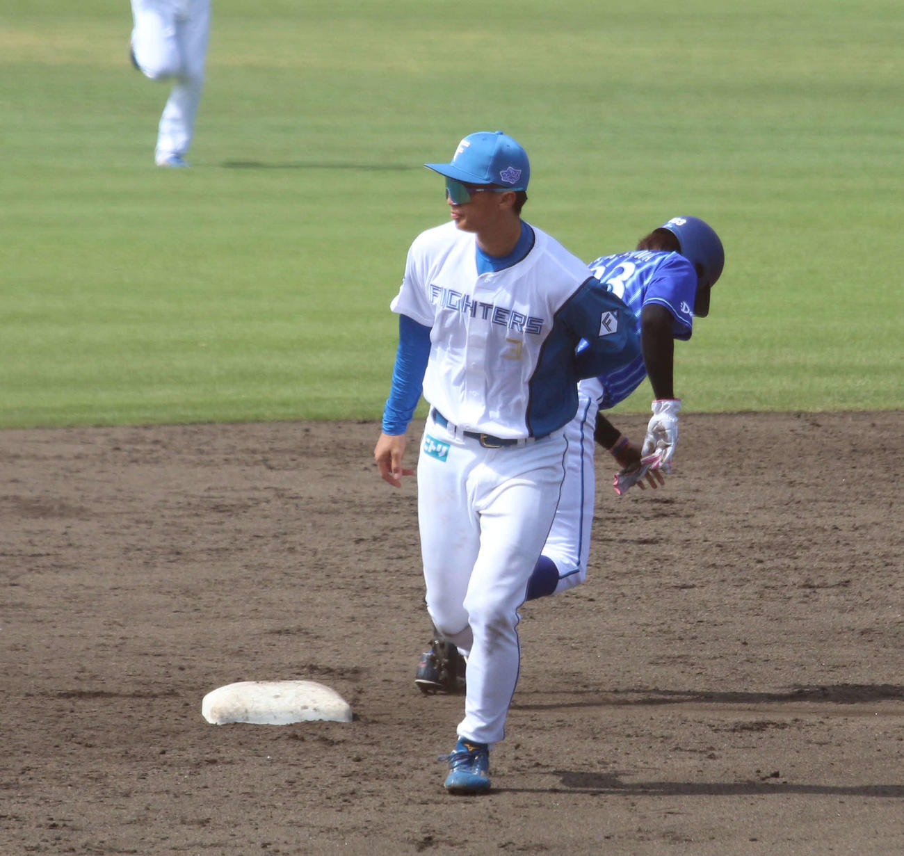 日本ハム対DeNA 5回表DeNA2死一塁　二盗を狙ったDeNA村川にタッチアウトにする日本ハム加藤豪（撮影・木下大輔）
