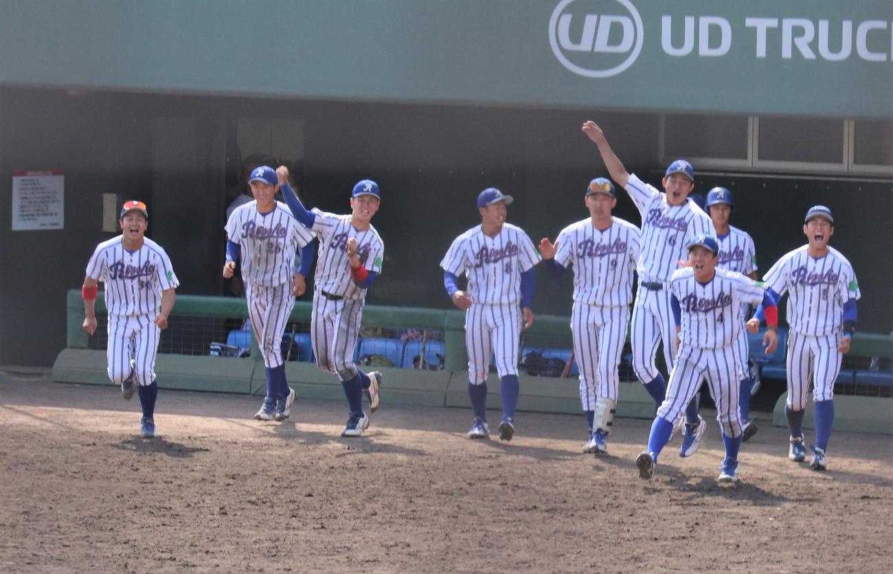 専大対立正大　サヨナラ勝ちし喜ぶ立正大ナイン（撮影・星夏穂）