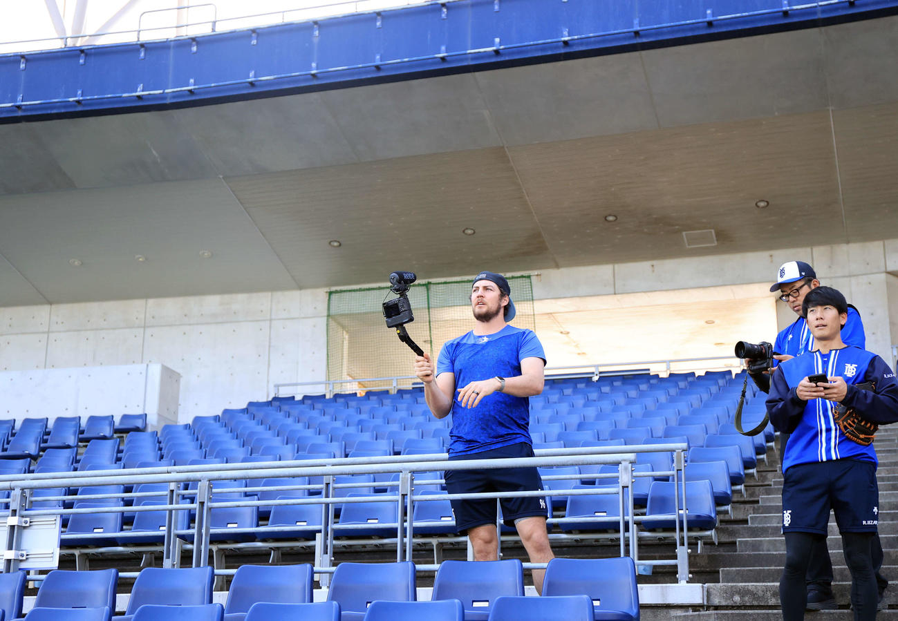 DeNA対巨人　試合前、ハードオフエコスタジアム新潟で動画を撮影するDeNAバウアー（撮影・浅見桂子）