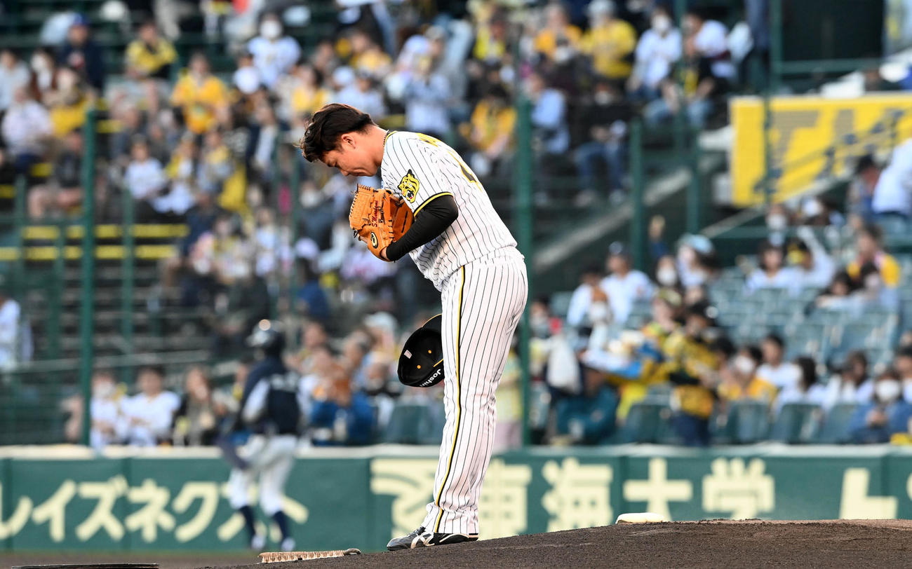 阪神対ヤクルト　1回、マウンドで一礼する阪神先発の村上（撮影・前岡正明）
