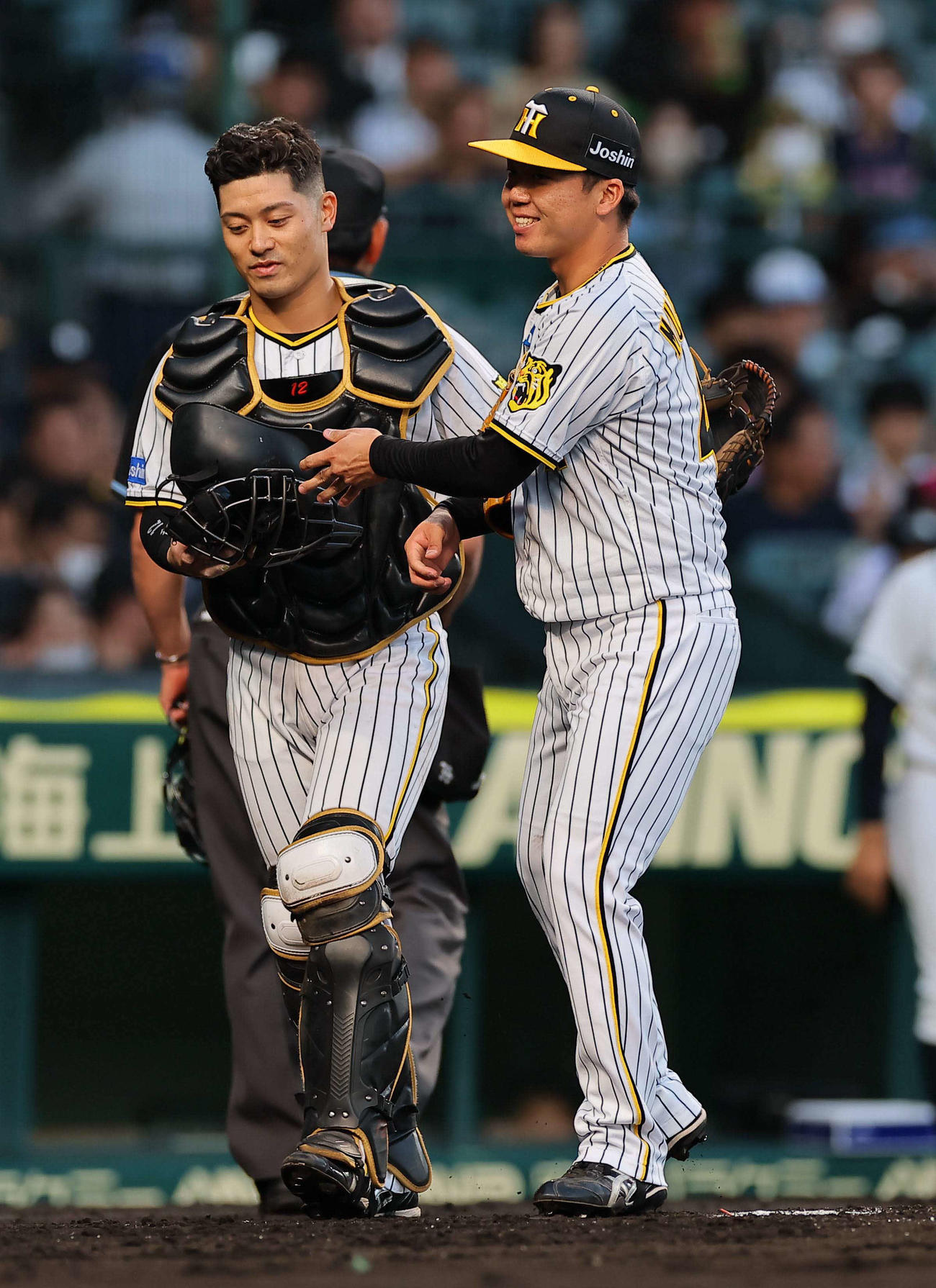 阪神対ヤクルト　2回表ヤクルト2死一、二塁、古賀を捕邪飛に打ち取り笑顔を見せる村上（右）と坂本（撮影・上田博志）