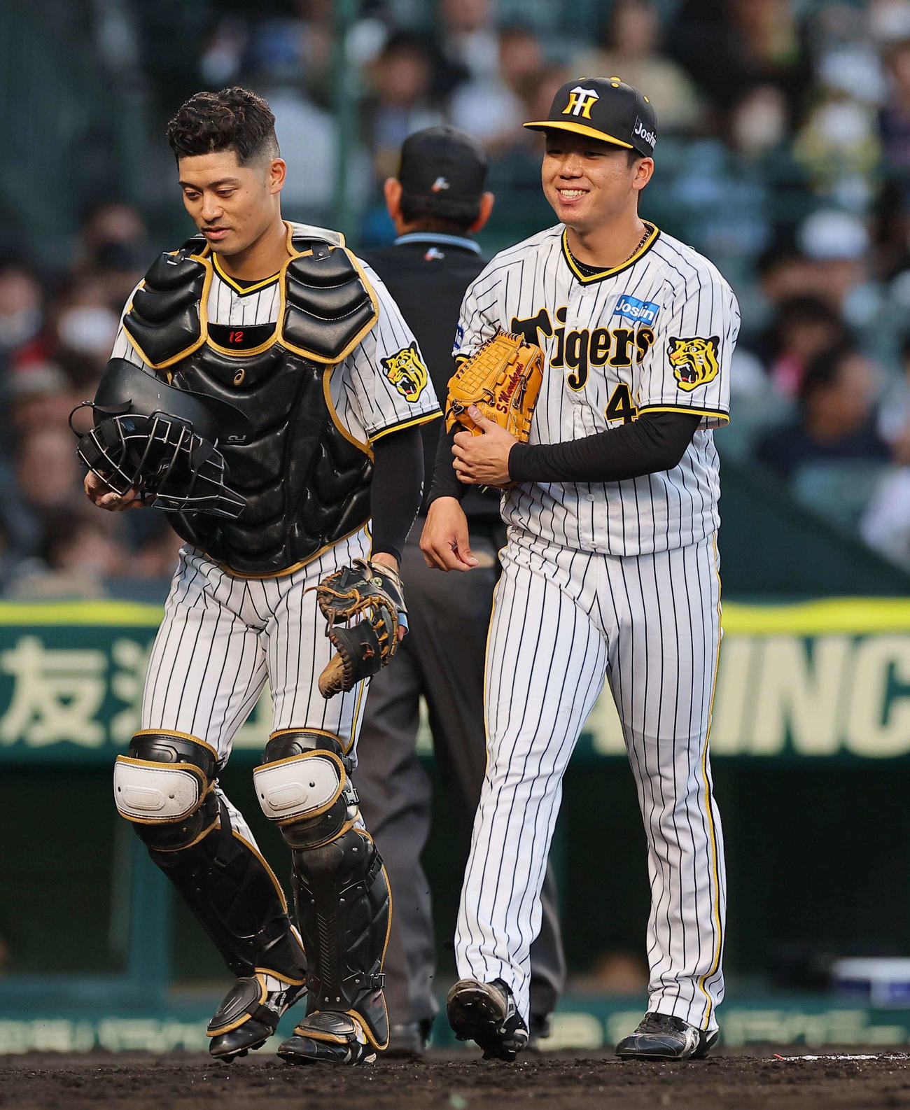 阪神対ヤクルト　2回表ヤクルト2死一、二塁、古賀を捕邪飛に打ち取り笑顔を見せる村上（右）と坂本（撮影・上田博志）