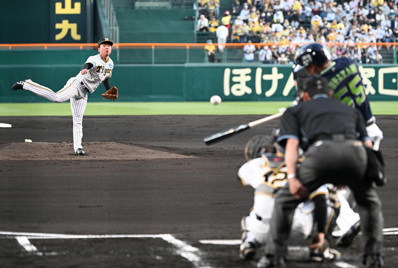 阪神対ヤクルト　2回表ヤクルト無死、村上（右）に左前打を許す村上（撮影・石井愛子）