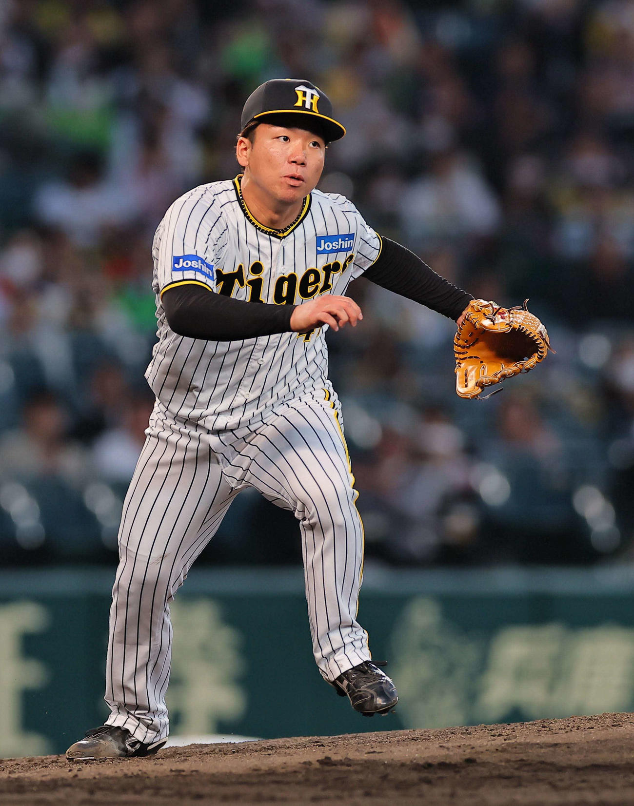 阪神対ヤクルト　4回表ヤクルト1死、村上頌樹は村上宗隆を一ゴロに打ち取りベースカバーでマウンドを駆けおりる（撮影・上田博志）