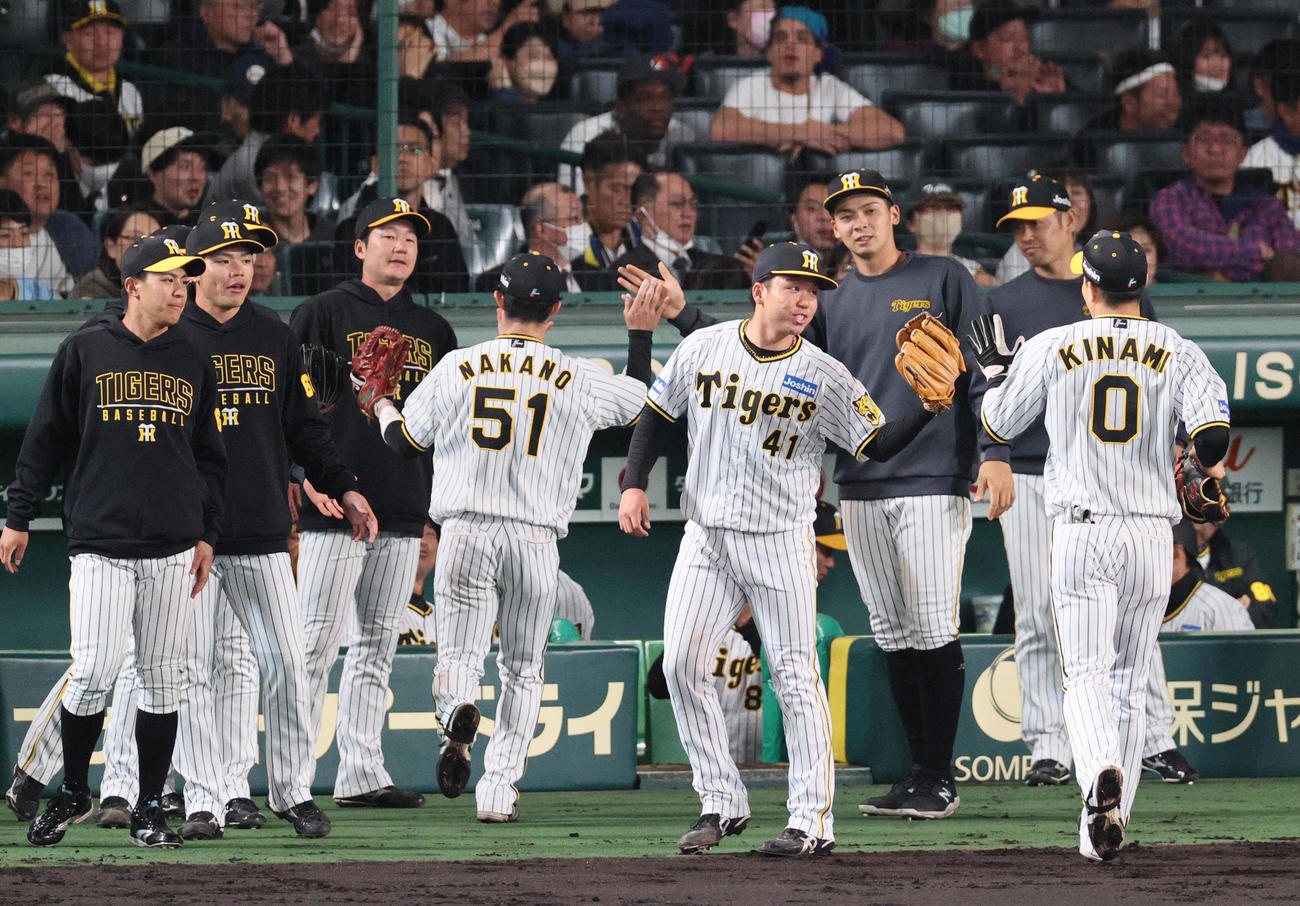 阪神対ヤクルト　5回表終了後、村上（左から4人目）はベンチ前で野手陣とタッチをかわす（撮影・上山淳一）