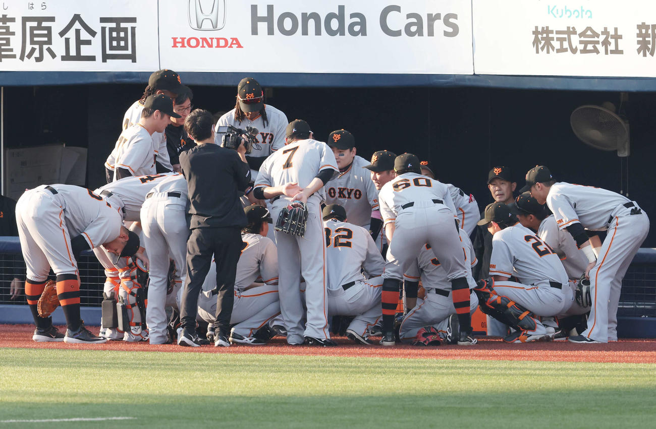 DeNA対巨人　試合前、円陣で声だしする巨人坂本（右から7人目）（撮影・宮地輝）