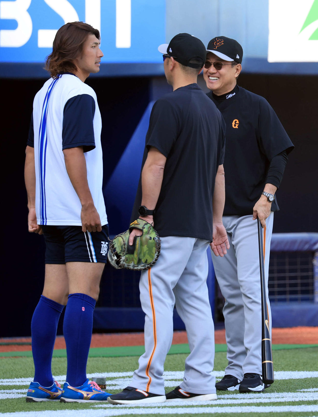 DeNA対巨人　試合前、DeNA大田（左）と笑顔であいさうをかわす巨人原監督（右）（撮影・浅見桂子）