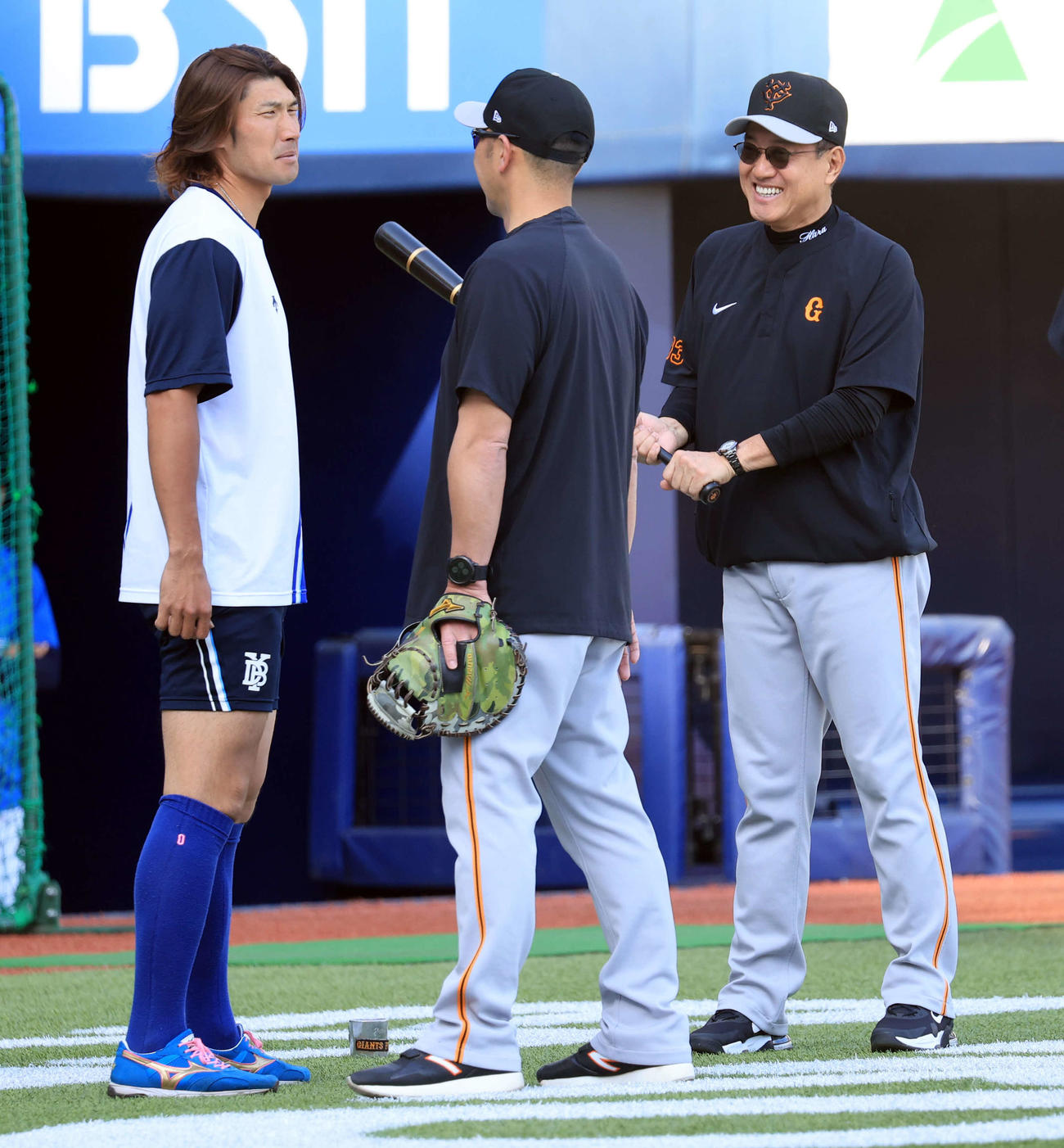 DeNA対巨人　試合前、DeNA大田（左）と笑顔であいさうをかわす巨人原監督（右）（撮影・浅見桂子）
