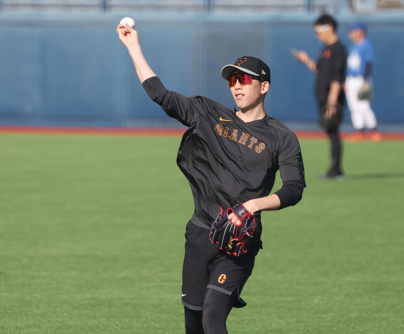 DeNA対巨人　試合前、キャッチボールする巨人戸郷（撮影・宮地輝）