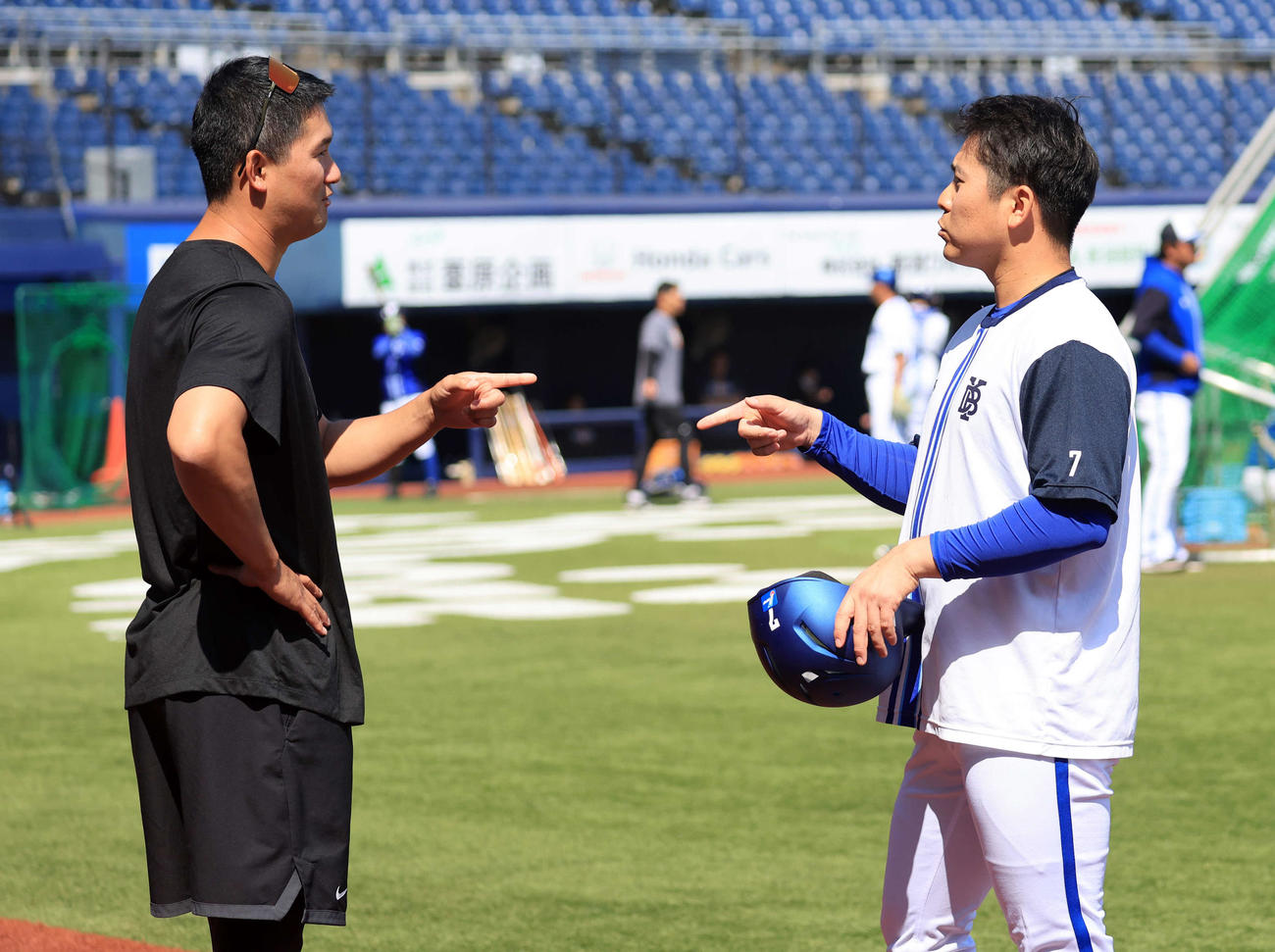 DeNA対巨人　試合前、談笑する巨人三上（左）とDeNA佐野（撮影・浅見桂子）