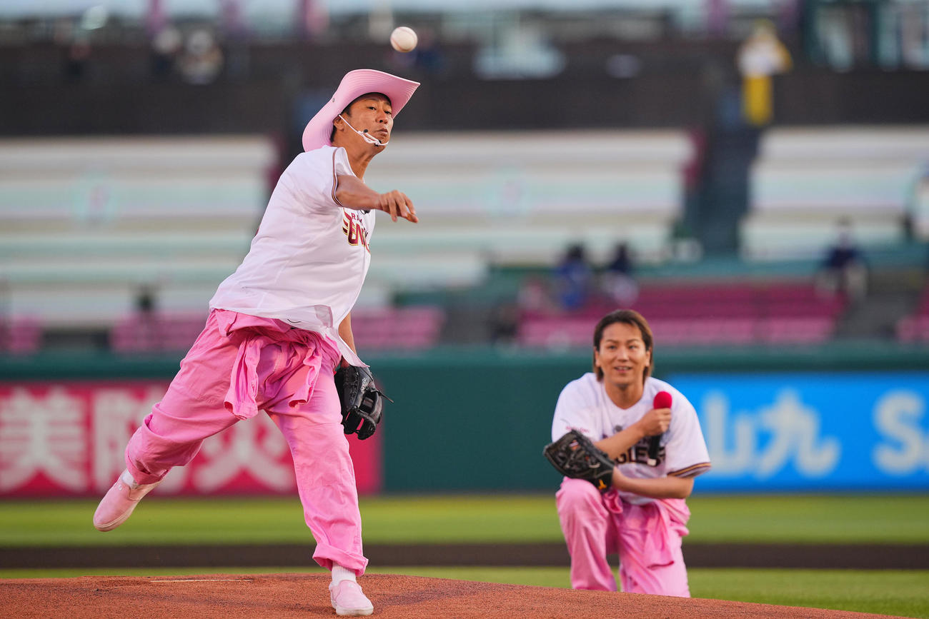 楽天対オリックス　試合前、セレモニアルピッチに登板するパンサー尾形貴弘（左）と狩野英孝（撮影・垰建太）
