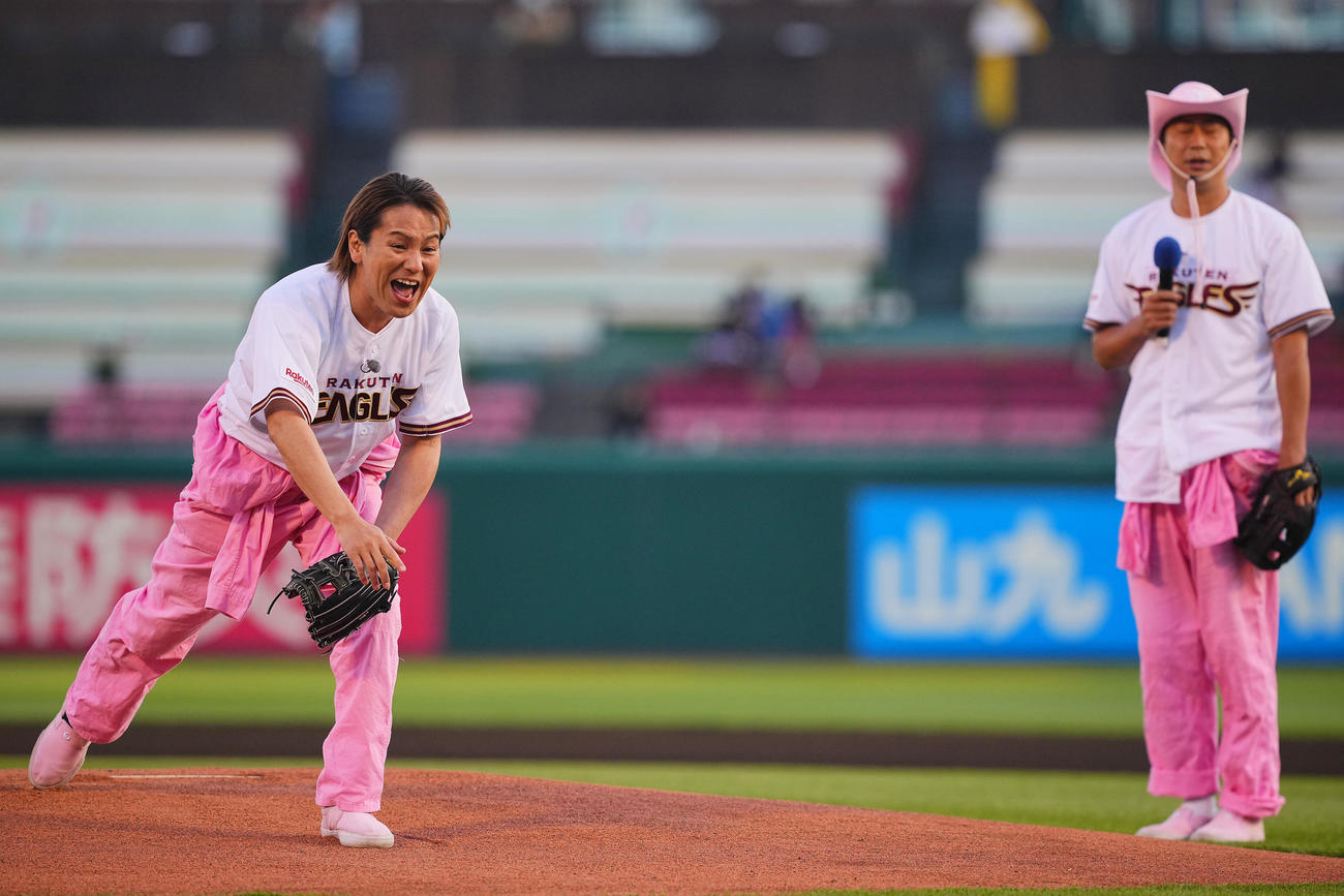 楽天対オリックス　試合前、セレモニアルピッチに登板する狩野英孝（左）とパンサー尾形貴弘（撮影・垰建太）