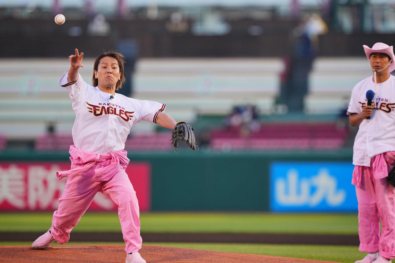 楽天対オリックス　試合前、セレモニアルピッチに登板する狩野英孝（左）とパンサー尾形貴弘（撮影・垰建太）