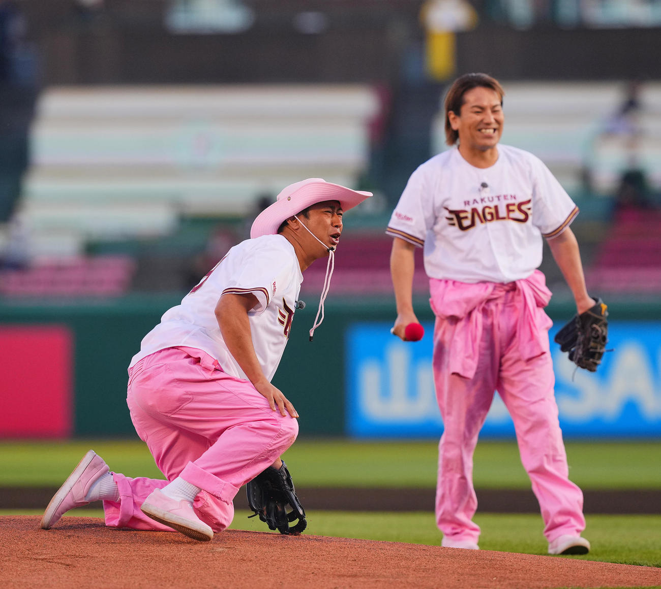 楽天対オリックス　試合前、セレモニアルピッチに登板するも2人ともストライクチャレンジに失敗し厳しい表情のパンサー尾形貴弘（左）と狩野英孝（撮影・垰建太）