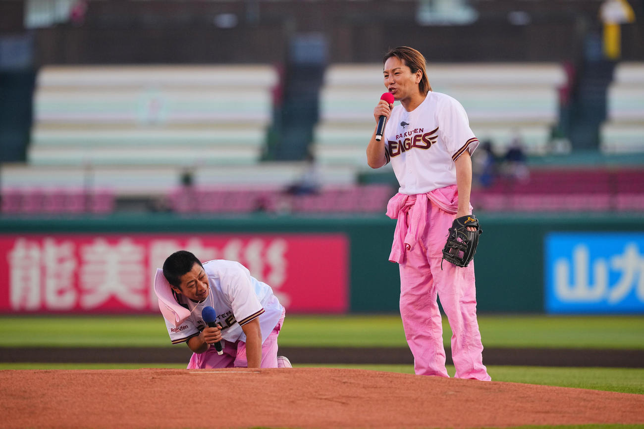 楽天対オリックス　試合前、セレモニアルピッチに登板するも2人ともストライクチャレンジに失敗し厳しい表情のパンサー尾形貴弘（左）と狩野英孝（撮影・垰建太）