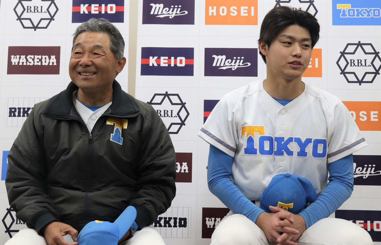 立大対東大　試合後、会見に臨む東大・大久保裕監督代行（左）と先発した鈴木健（撮影・佐瀬百合子）