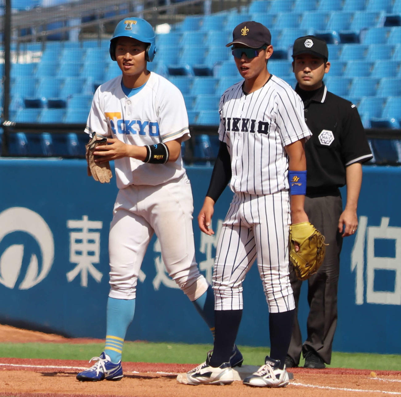 立大対東大　1回裏東大2死二塁、先制適時打を放った別府（左）（撮影・佐瀬百合子）