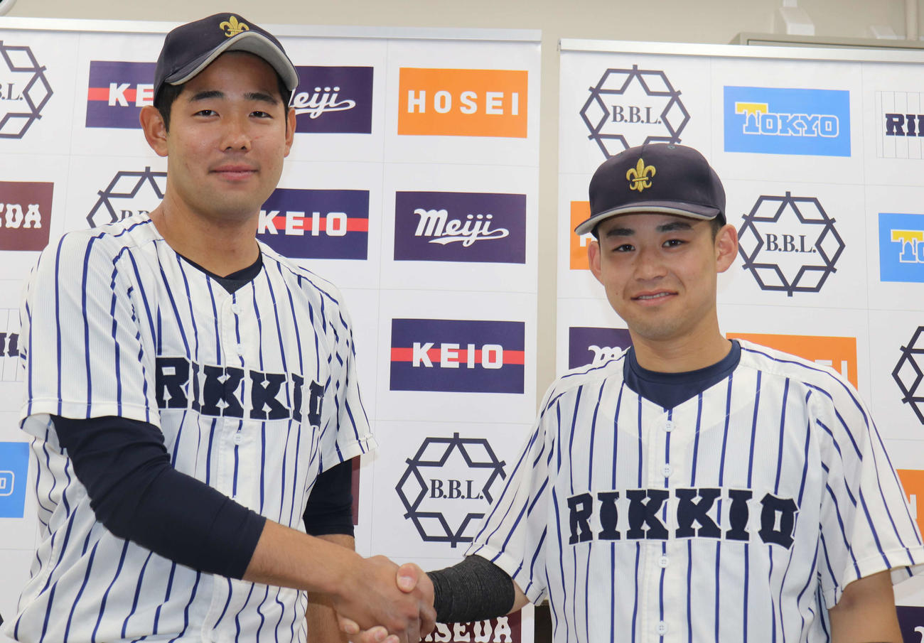 立大対東大　試合後、握手する立大・池田（左）と西川晋（撮影・佐瀬百合子）