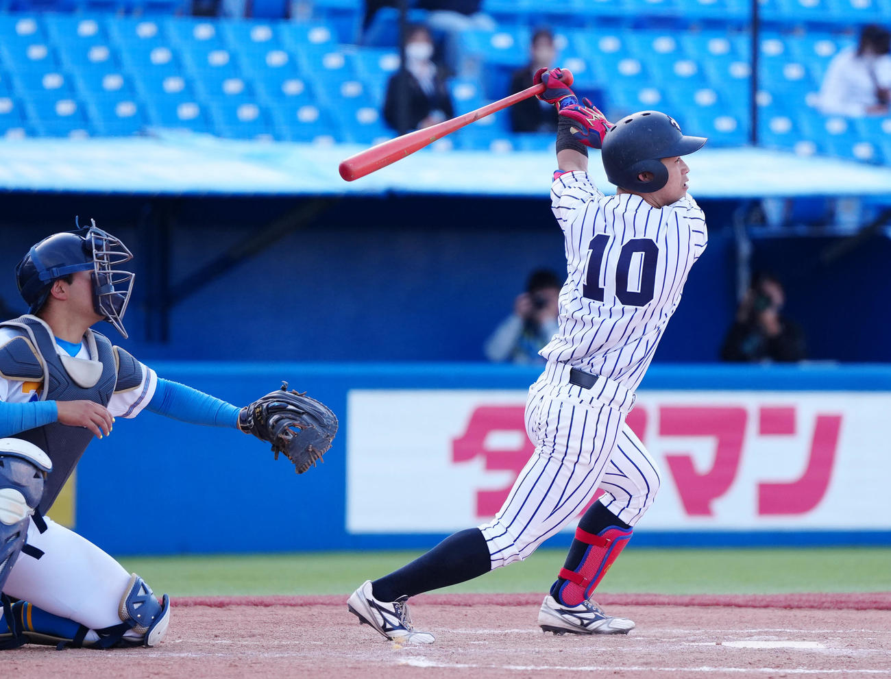 立大対東大　7回表立大2死一、二塁、2点適時三塁打を放つ西川晋（撮影・江口和貴）