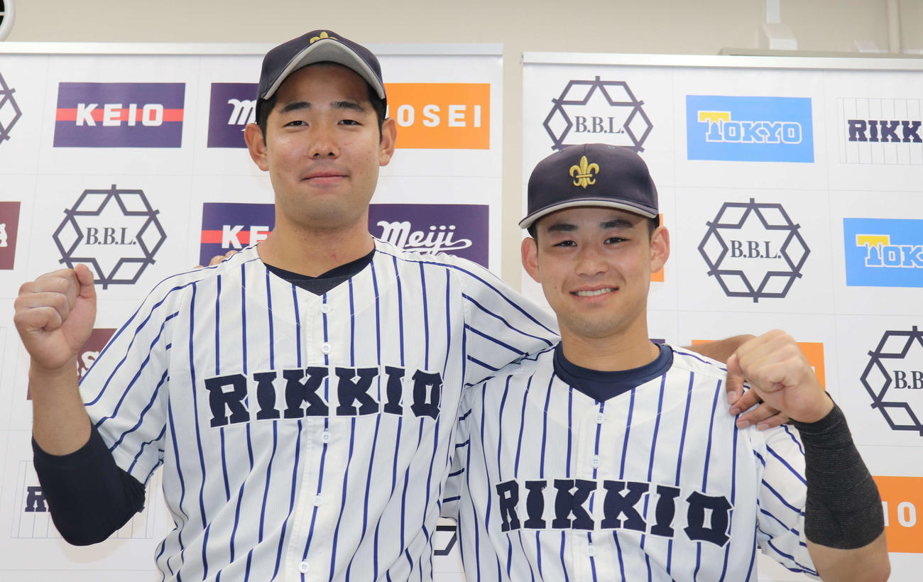 立大対東大　試合後、ガッツポーズする立大・池田（左）と西川晋（撮影・佐瀬百合子）
