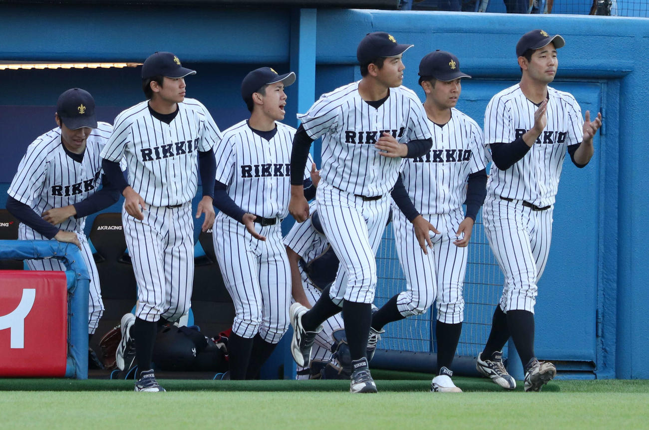 立大対東大　東大に勝利し、喜ぶ立大・池田（右端）（撮影・佐瀬百合子）