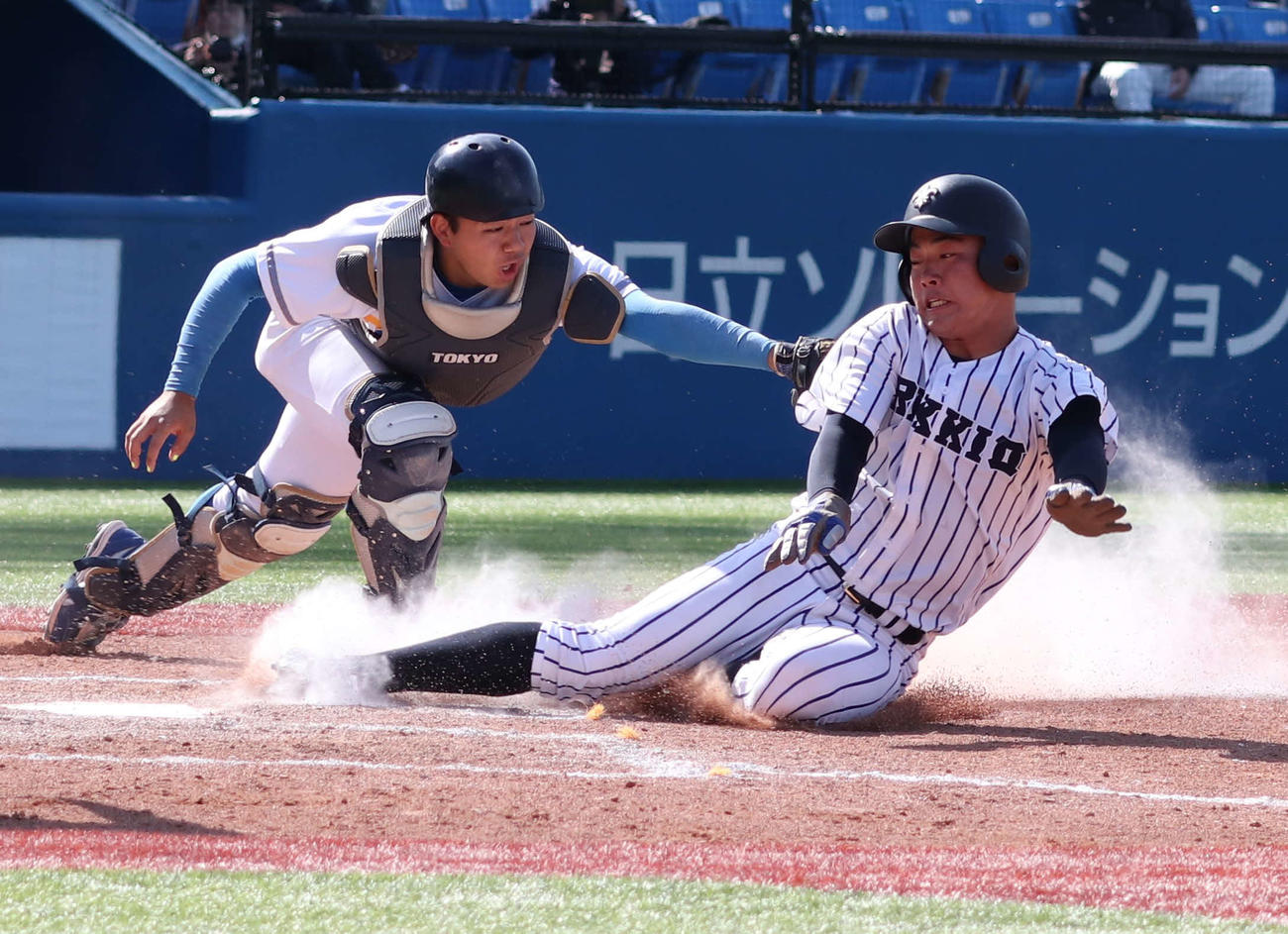 立大対東大　4回立大2死二塁、北田峻の勝ち越し適時打で生還する西川侑（手前）。捕手和田（撮影・佐瀬百合子）