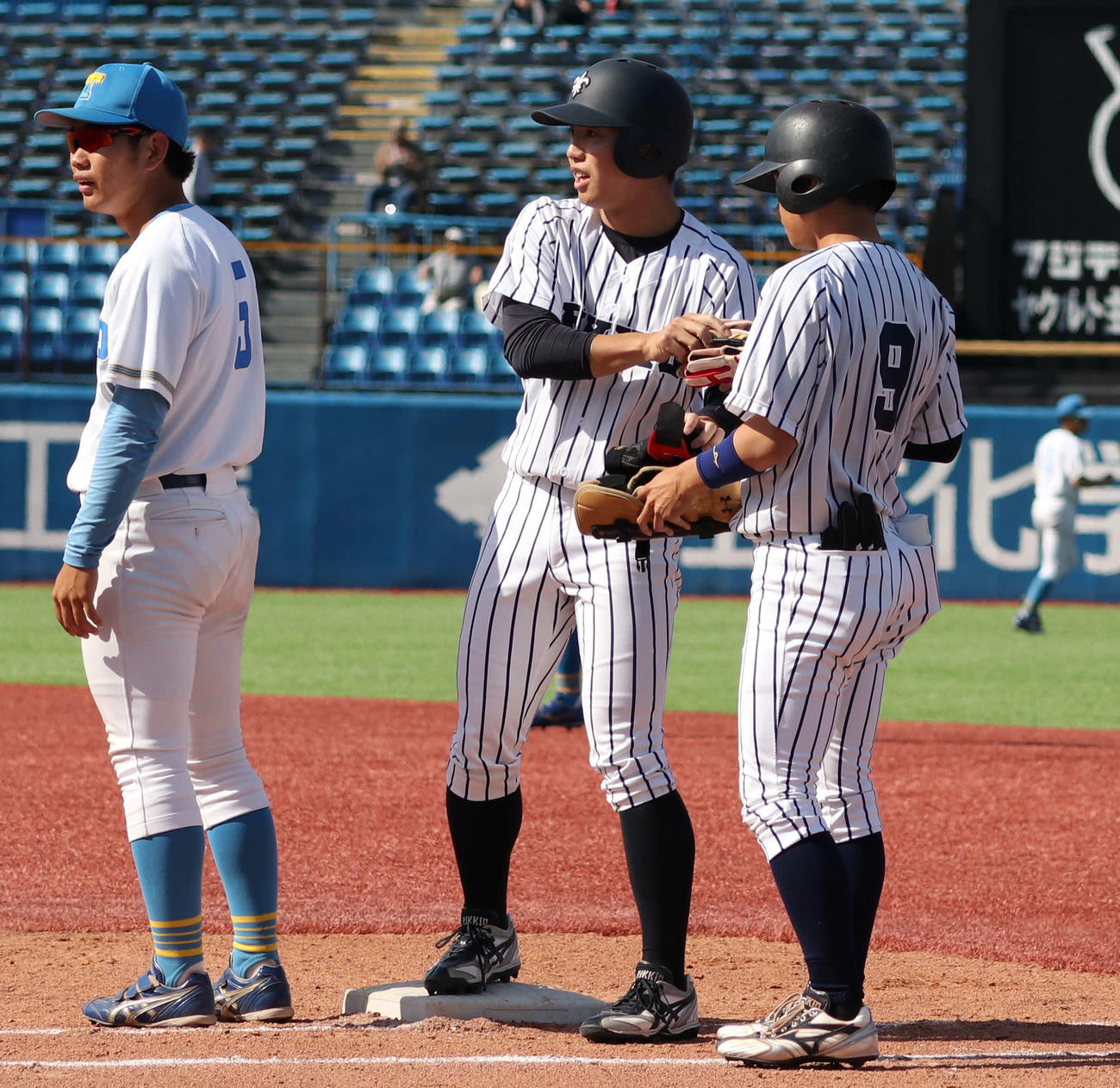 立大対東大　4回立大2死二塁、勝ち越し適時打を放った北田峻（中央）（撮影・佐瀬百合子）